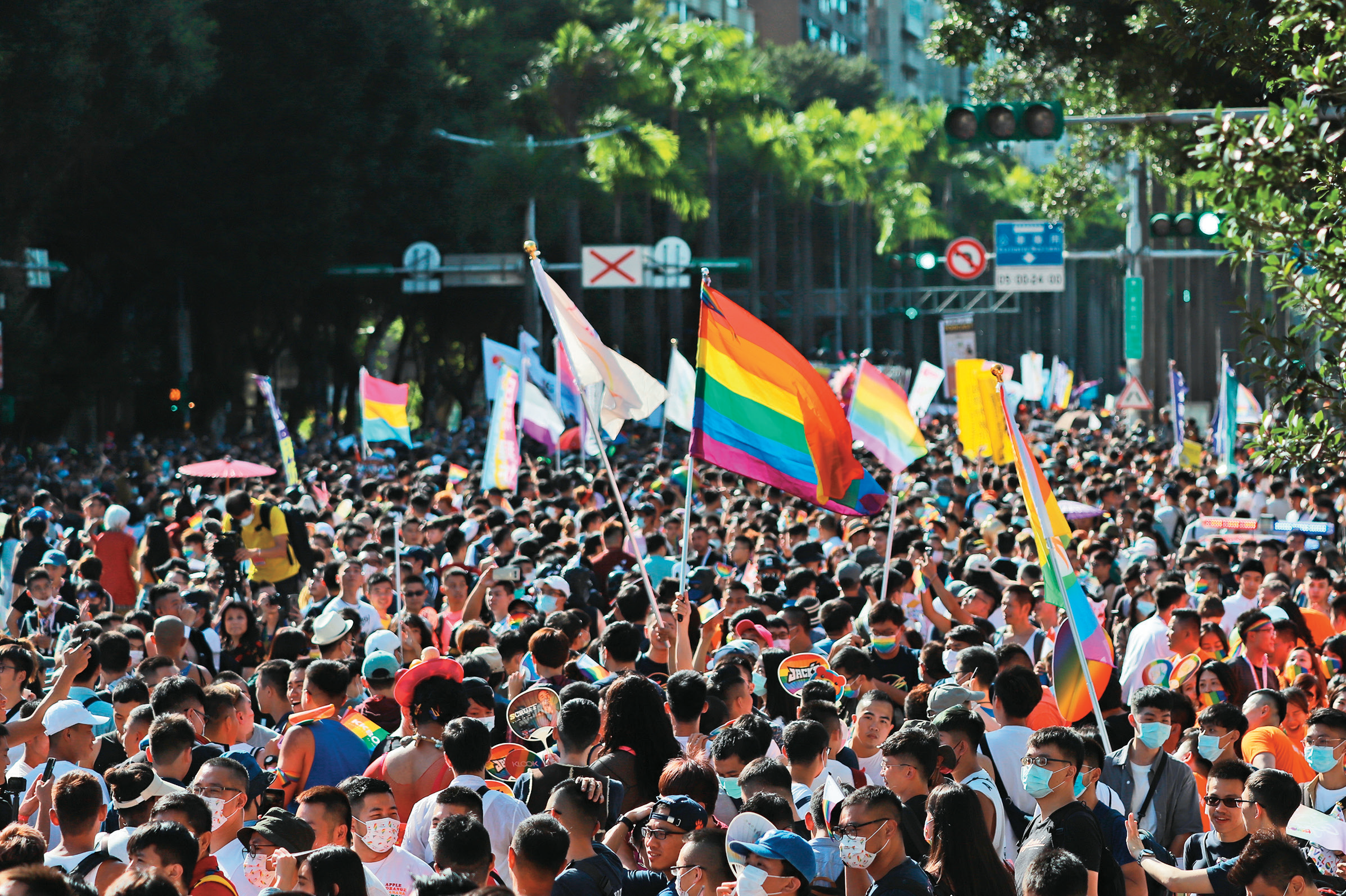 10月的台北街頭虹彩繽紛，在同志驕傲月的歡慶氣氛中展現自由、多元、平等的城市精神。（臺灣彩虹公民行動協會）