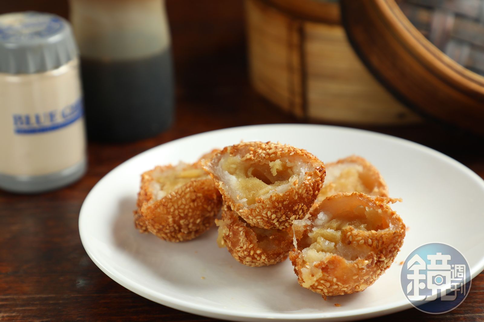 外酥內糯的「煎堆仔」,像是包了蓮蓉餡的芝麻球,甜口不膩。(港幣22元/份,約NT$82)