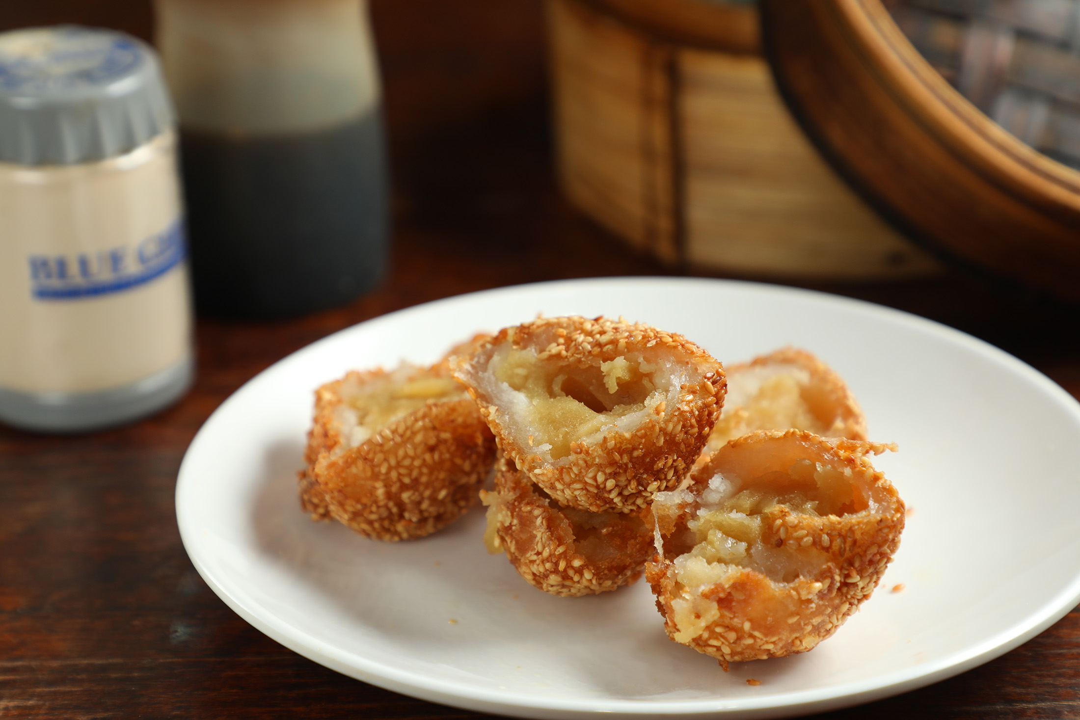外酥內糯的「煎堆仔」，像是包了蓮蓉餡的芝麻球，甜口不膩。（港幣22元／份，約NT$82）