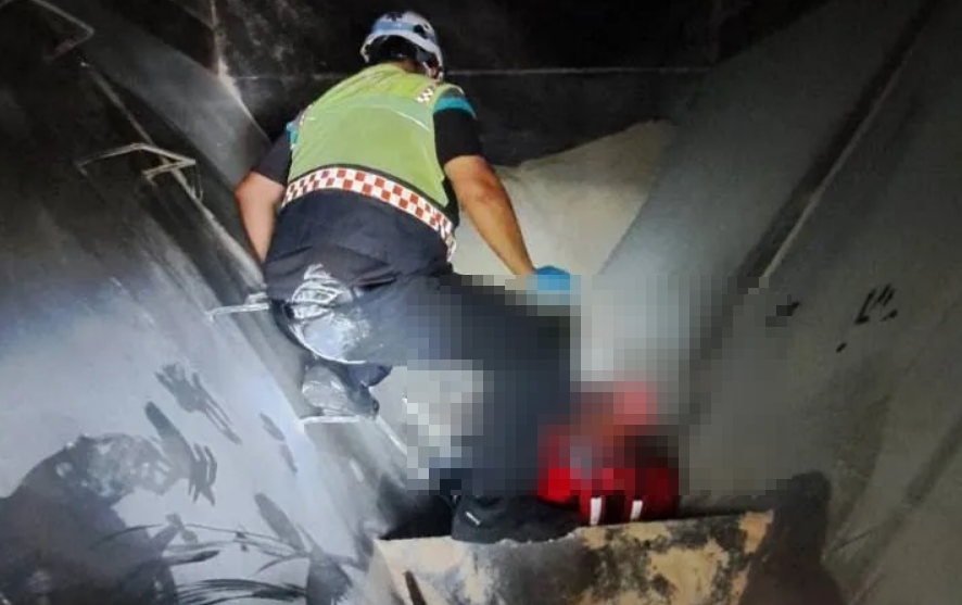 彰化縣某飼料公司今天發生工安意外，41歲楊姓男子在清潔玉米粉碎機時，不小心從機器內樓梯滑落，右腳被機器夾住，經搶救仍宣告不治。（翻攝畫面）