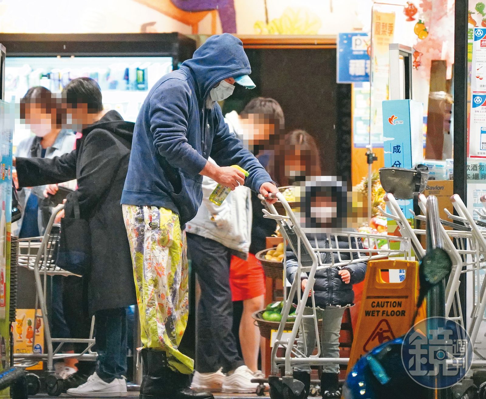 劉真走後的2020年，本刊拍到辛龍現身在家附近的超市採買