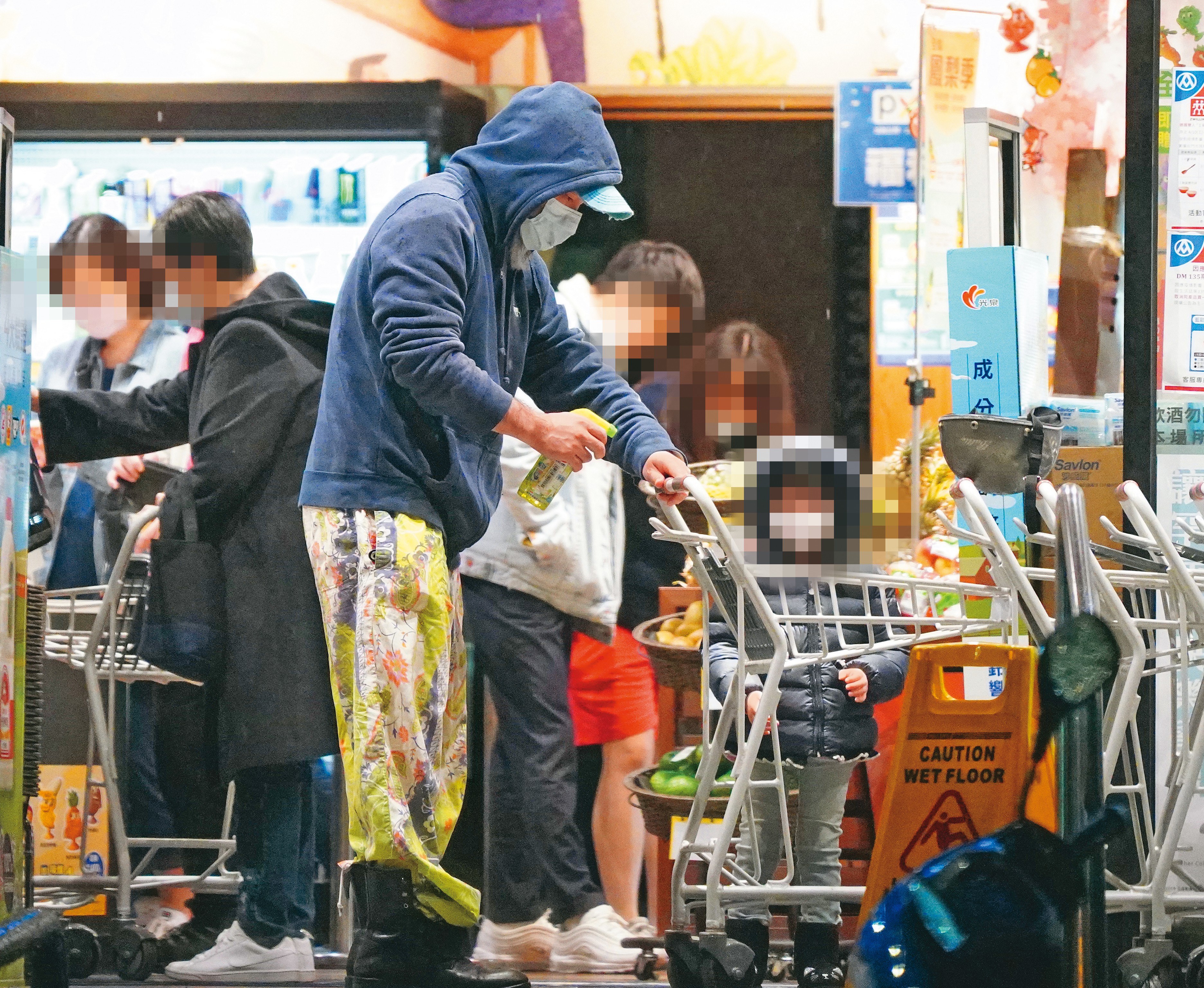 劉真走後的2020年，本刊拍到辛龍現身在家附近的超市採買。