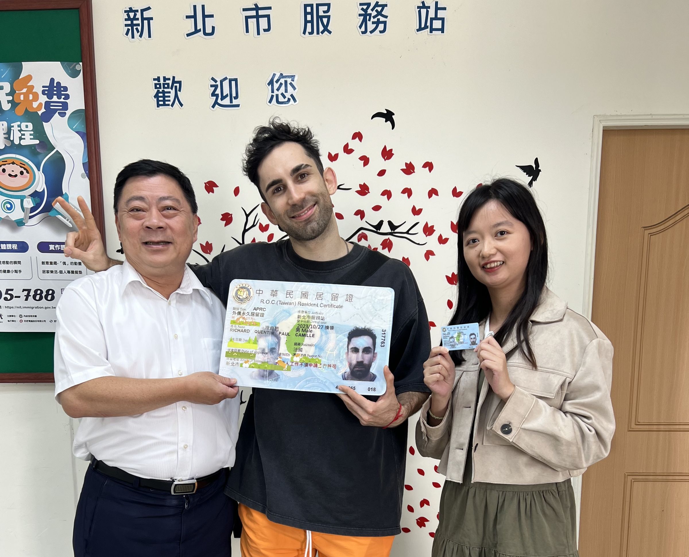 法籍YouTuber「酷」來台連續居留滿5年,本月獲得永久居留資格。(移民署新北市服務站提供)