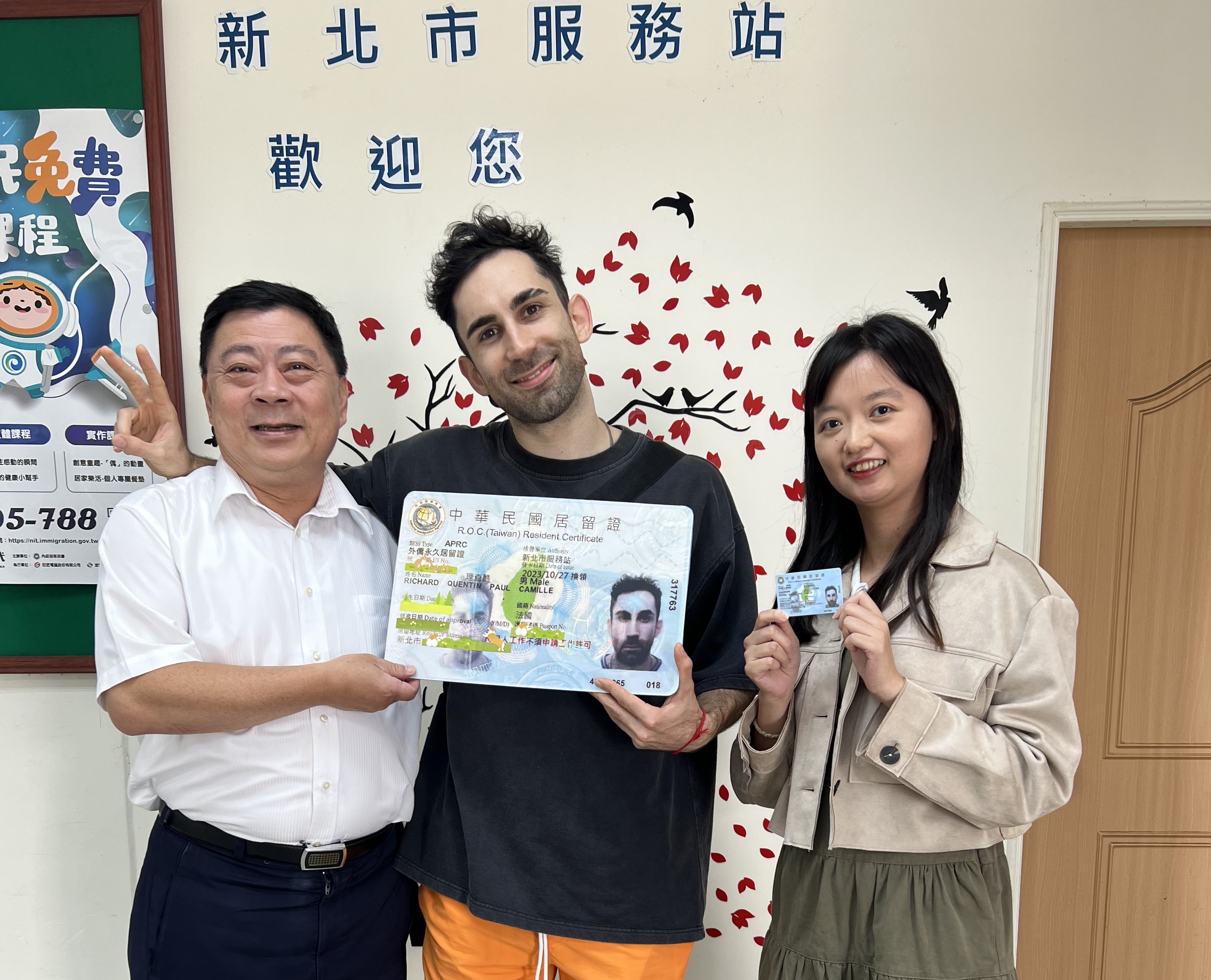 法籍YouTuber「酷」來台連續居留滿5年，本月獲得永久居留資格。（移民署新北市服務站提供）