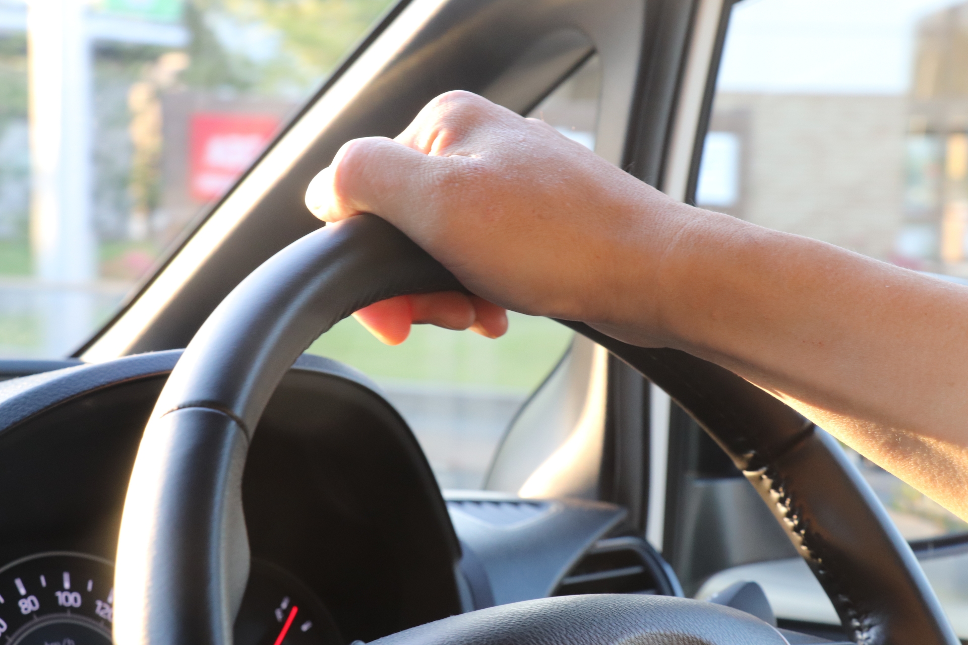 左轉綠燈遇封路！駕駛改直行「闖紅燈」挨罰2700元　監理所硬凹違規遭打臉