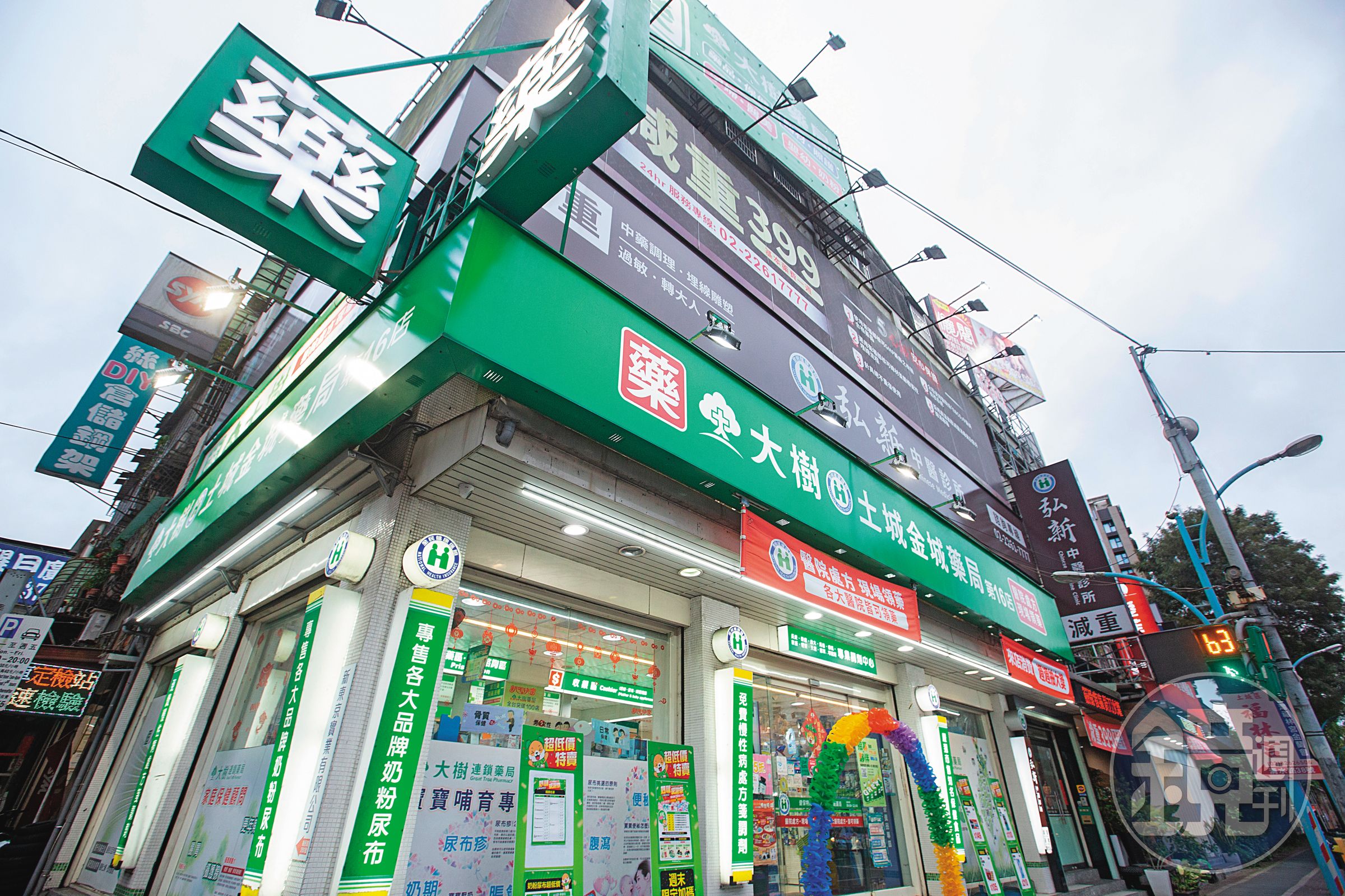 大樹先併美吾華旗下博登藥局,靠著每年積極展店成為國內藥局霸主。