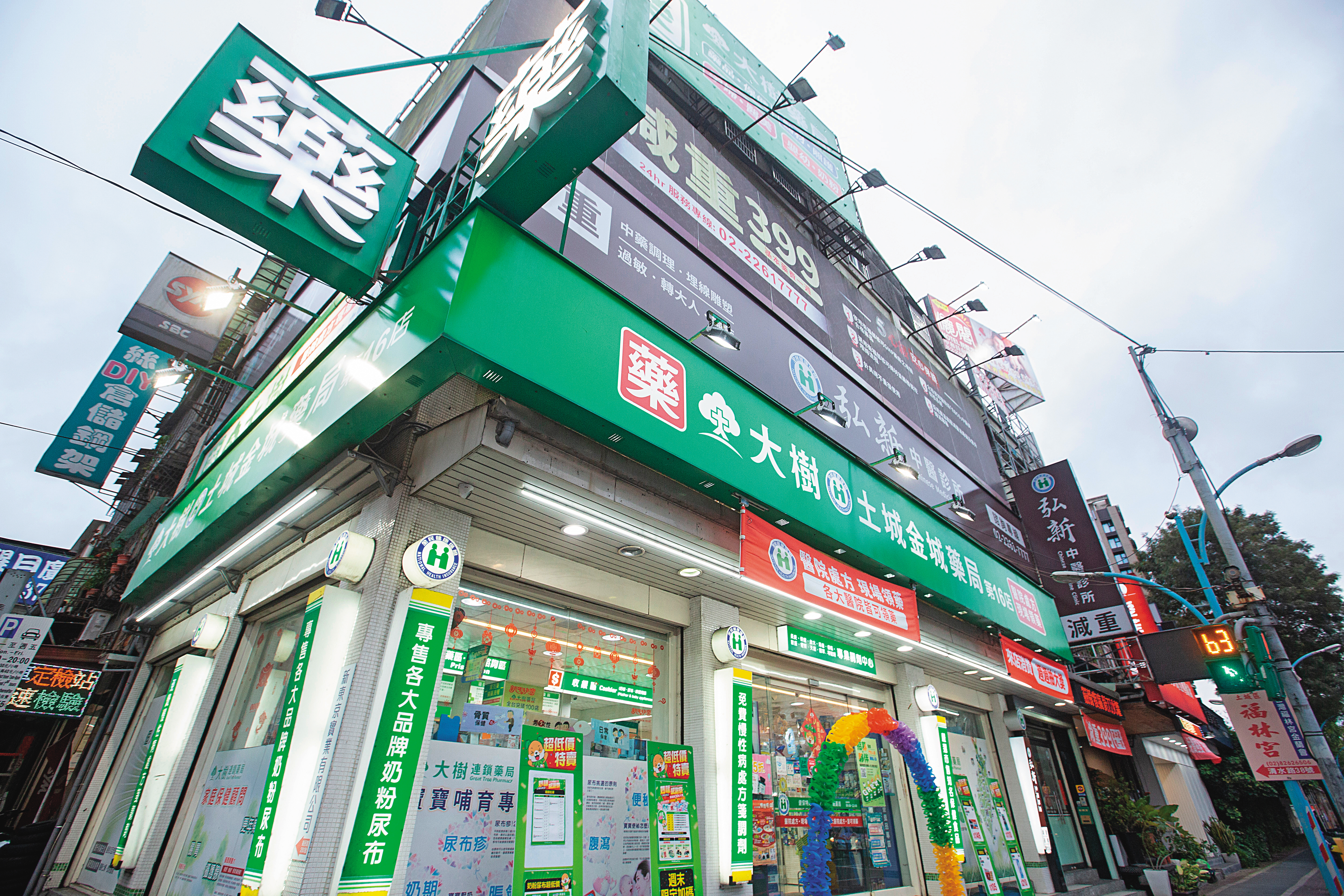 大樹先併美吾華旗下博登藥局，靠著每年積極展店成為國內藥局霸主。