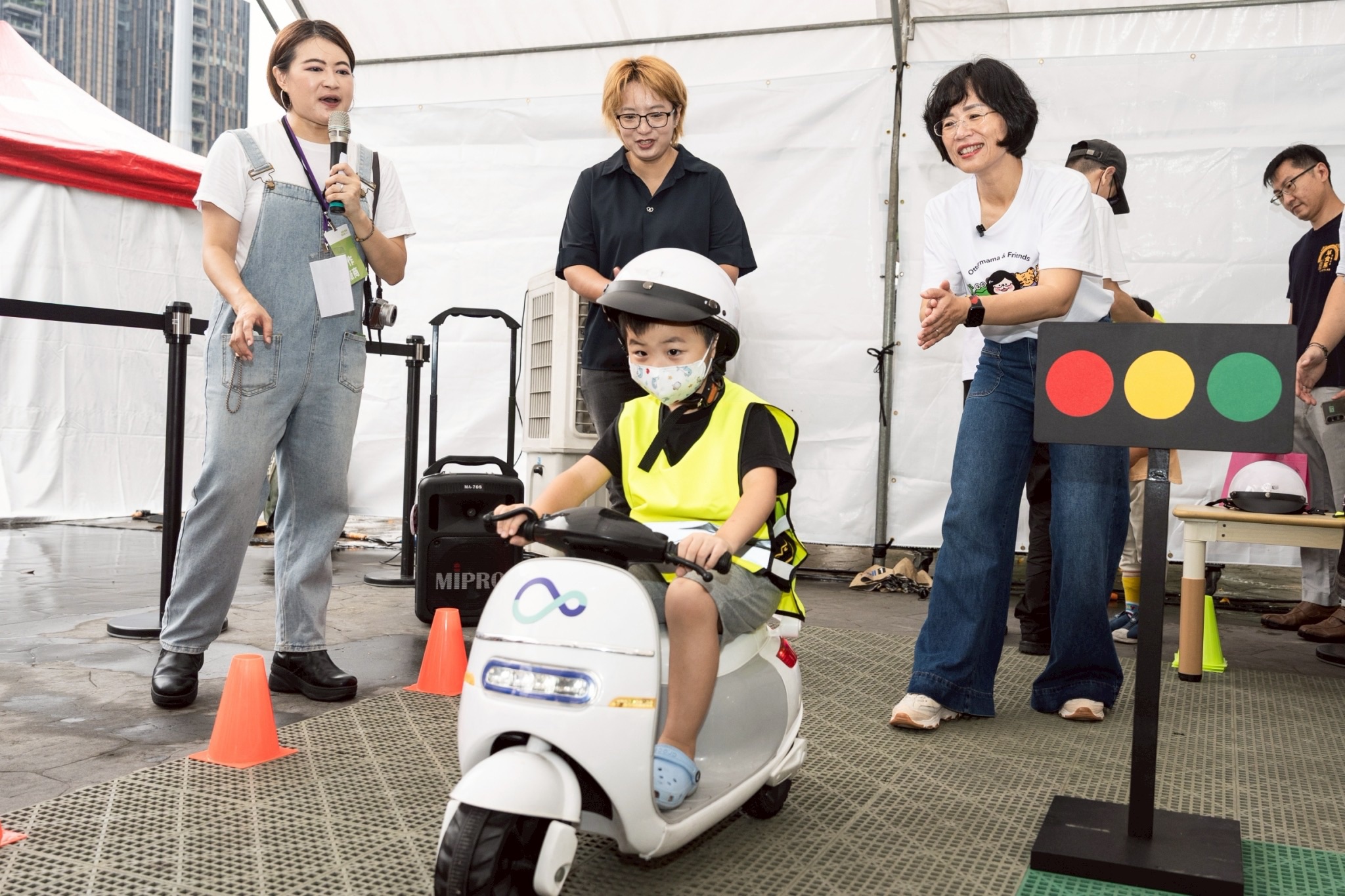 蘇巧慧耐心陪伴現場孩童挑戰闖關，透過互動遊戲讓孩童建立交通安全的觀念。