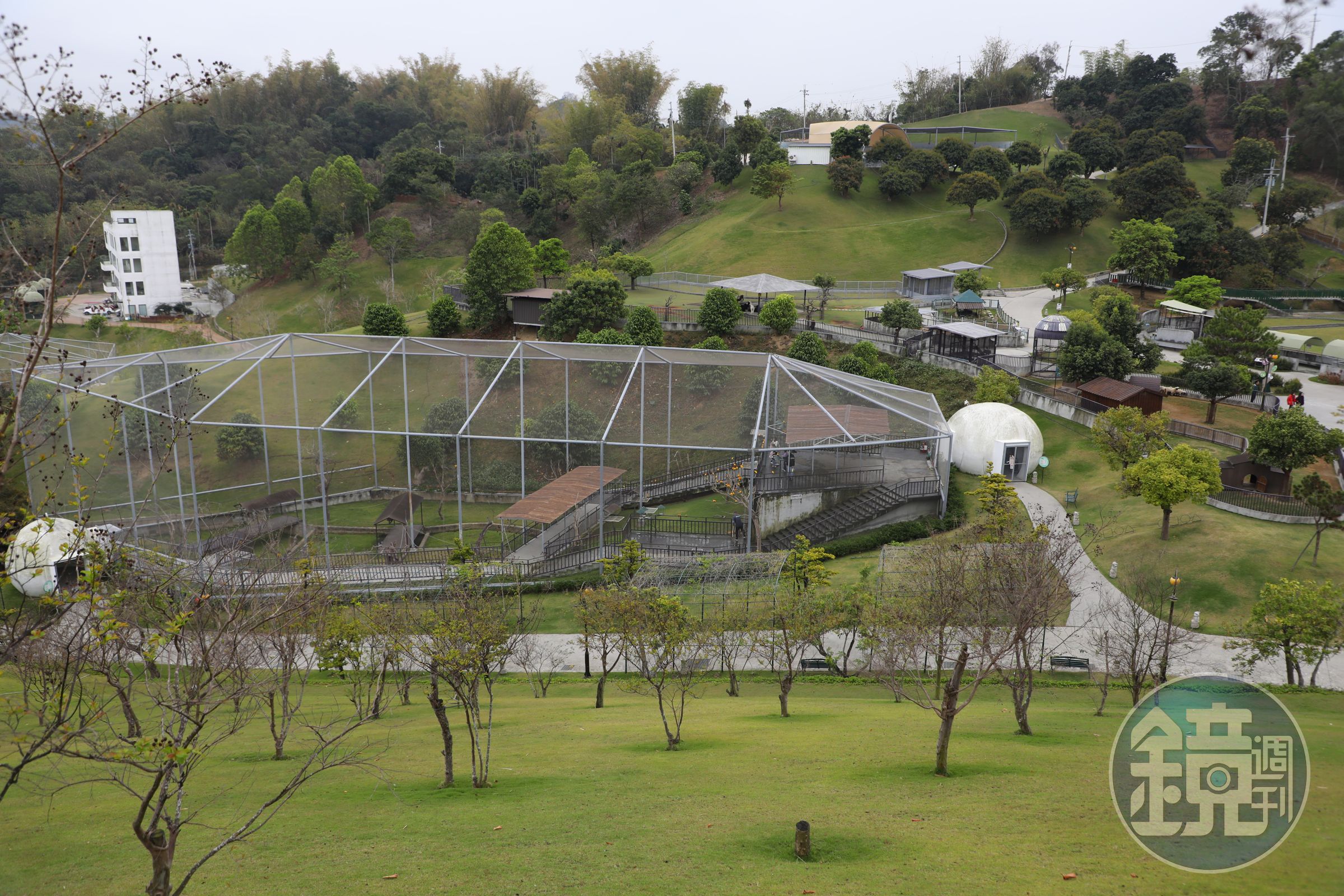 「九九峰動物樂園」園區占地21公頃，共規劃12個主題區域，是亞洲規模最大的鳥類主題樂園之一。