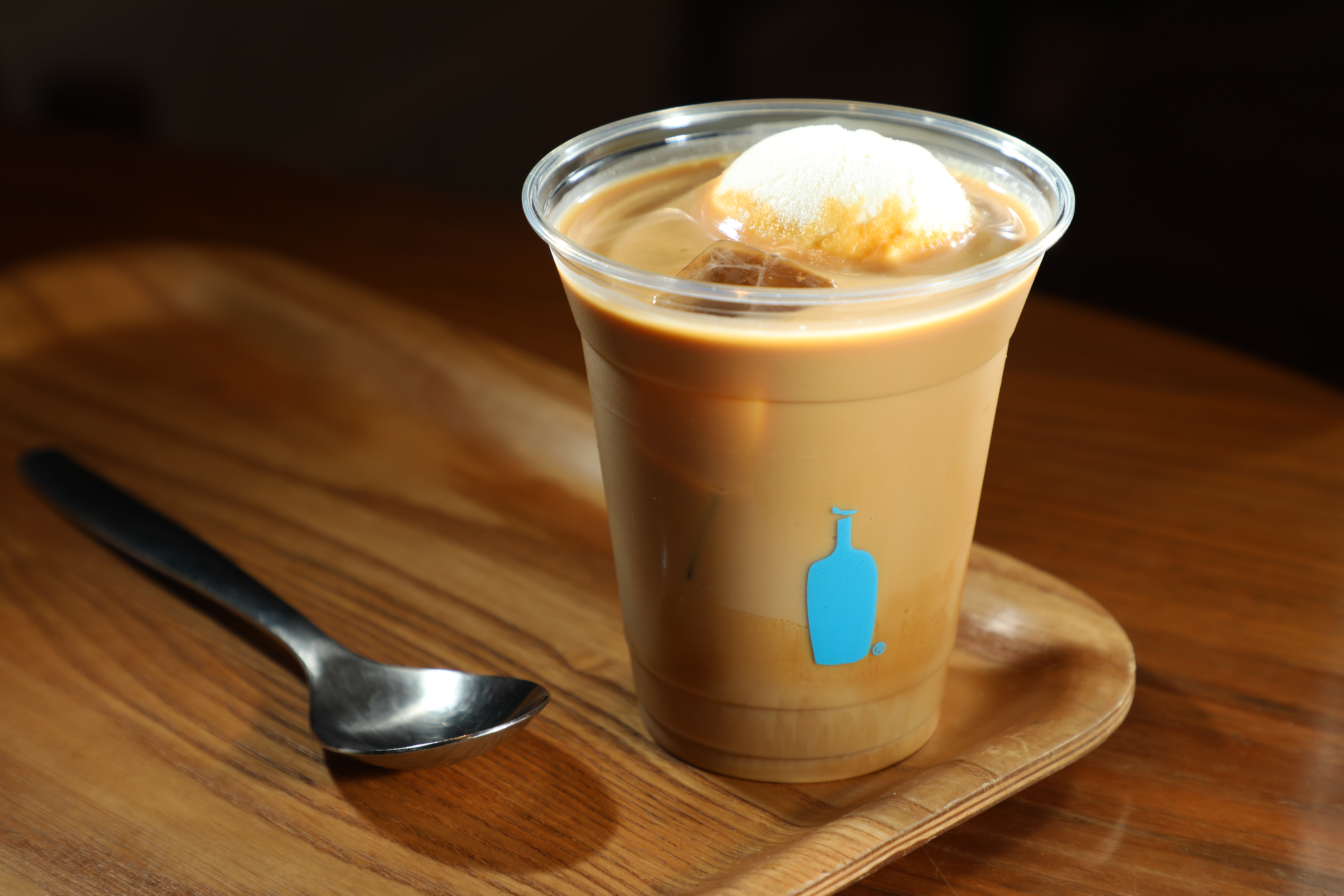 逛街逛累了就到「Blue Bottle Coffee」灣仔店喝杯漂浮咖啡「Nola Float」。（港幣70元／杯）