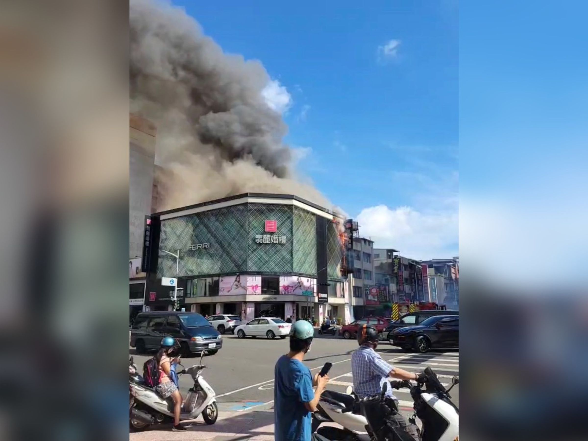 高雄知名婚紗店大火，超過5千件禮服全沒了，店家估損失破2億元。（翻攝記者爆料網）
