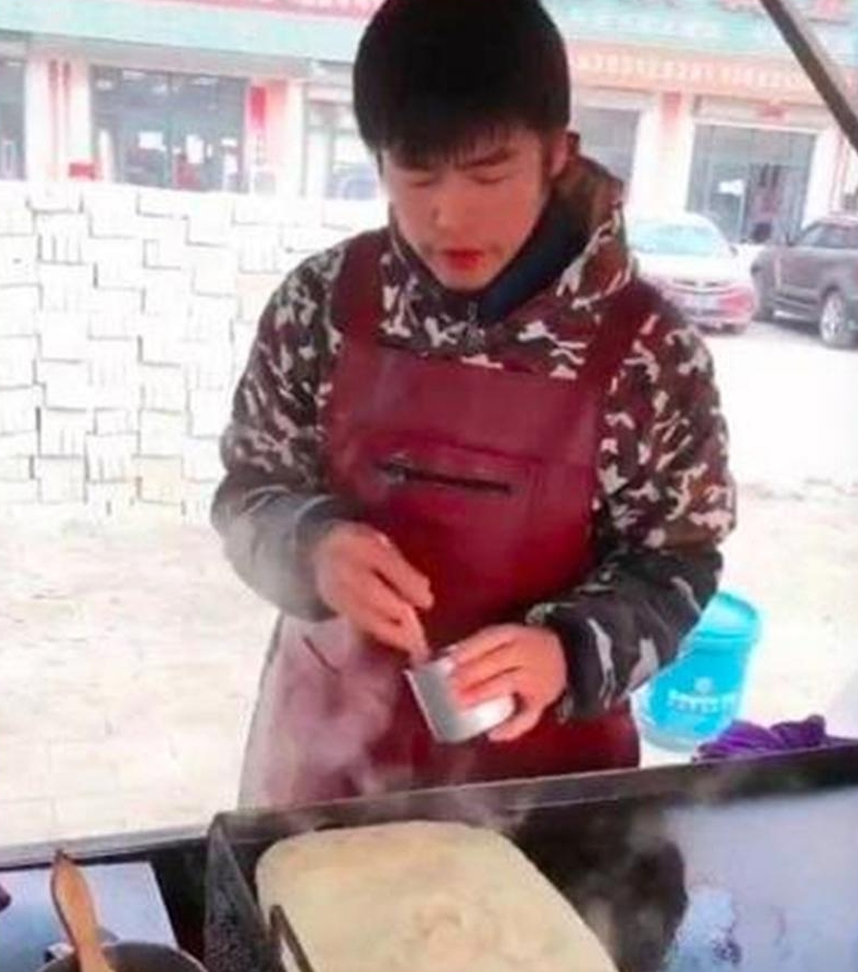 河北蛋餅攤老闆撞臉周杰倫。(翻攝自微博)