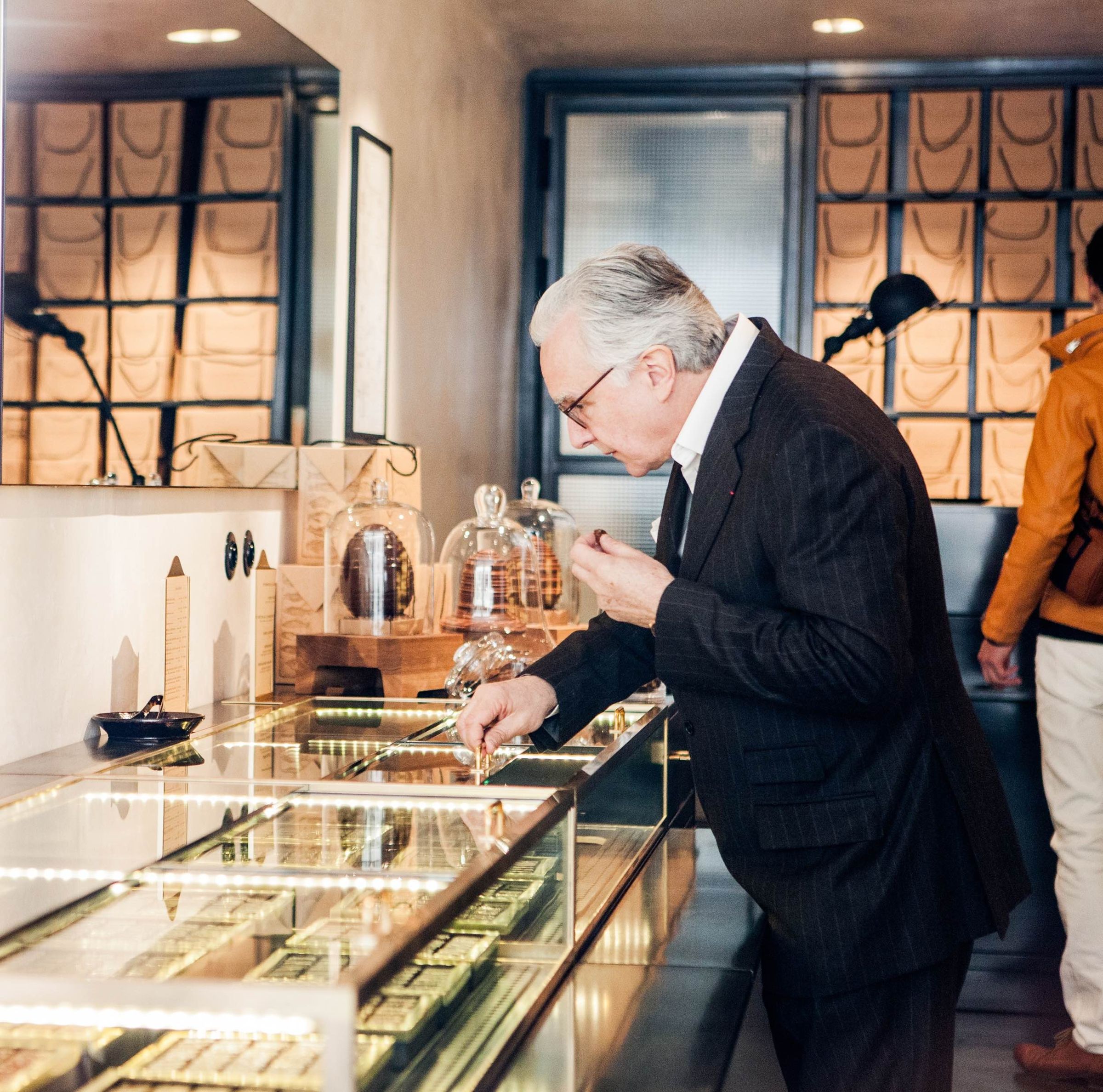 法國名廚「Alain Ducasse」33歲摘下米其林三星殊榮，更曾創下同時擁有3間米其林三星餐廳的紀錄。（Alain Ducasse Chocolat & Glace Paris提供）