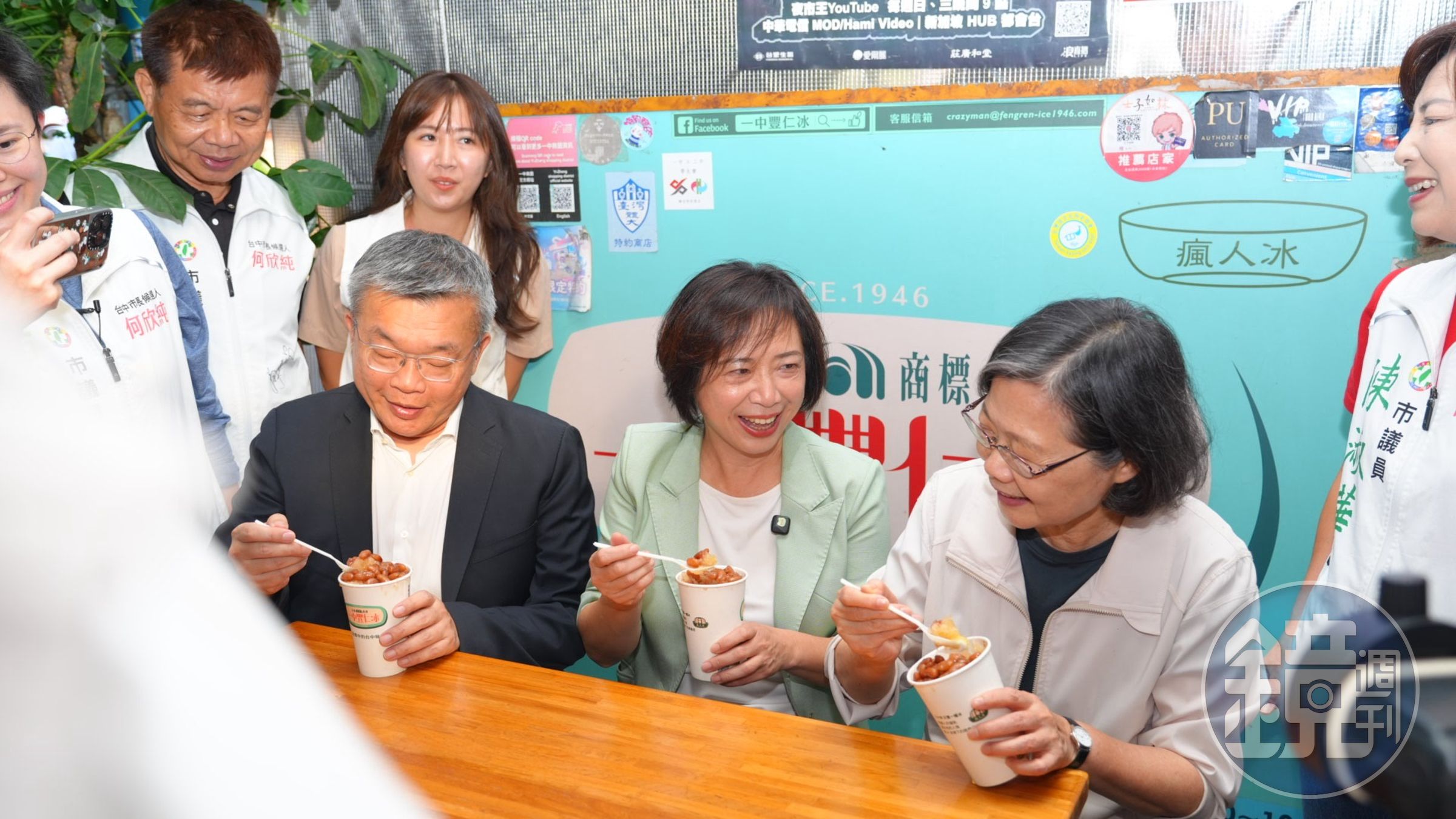 小英總統到一中街,品嘗地方小吃美食。(鄧玉瑩翻攝)