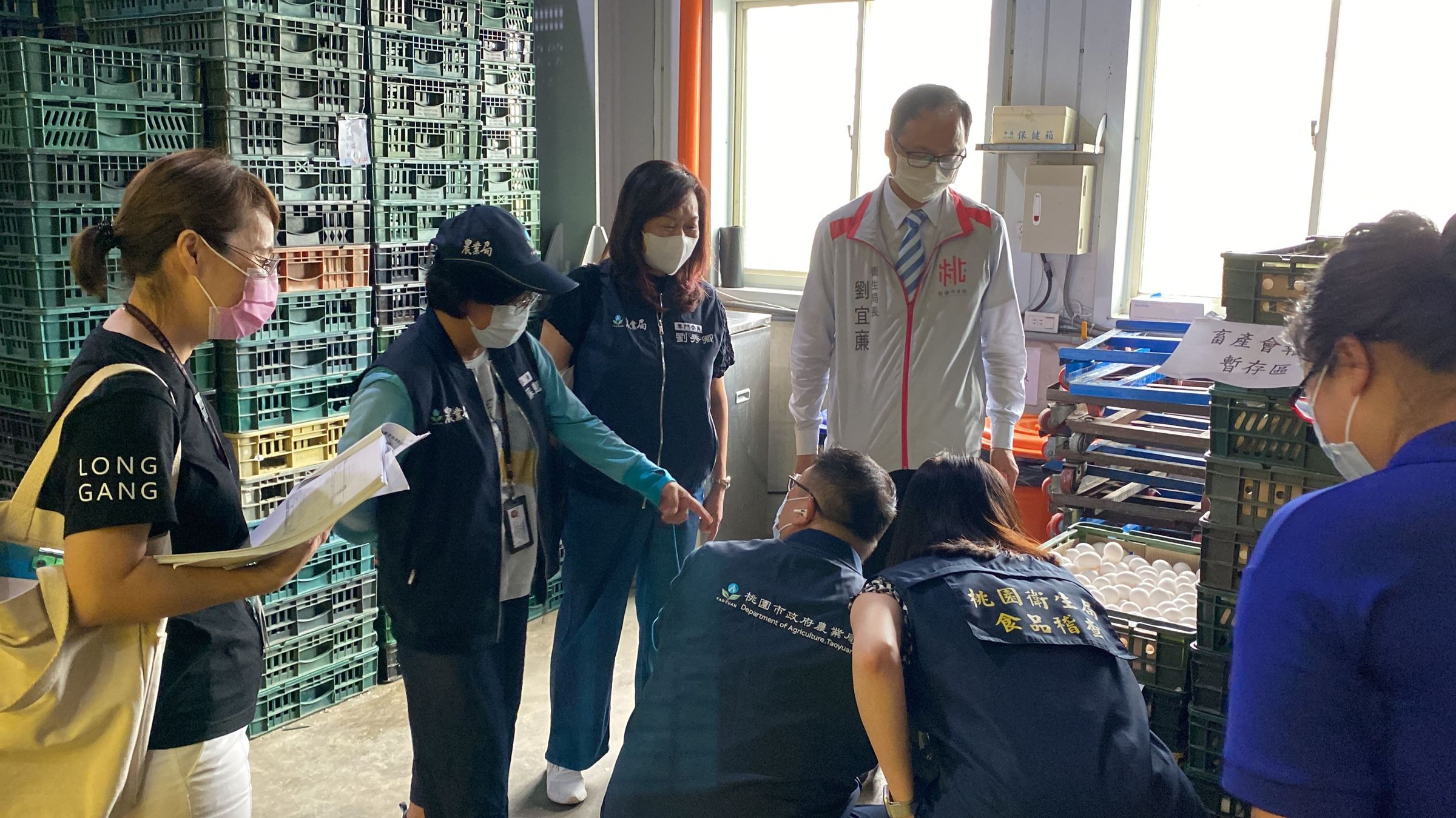 桃市聯合稽查小組上個月到稽查雞蛋有無國產混入進口雞蛋之情形,查出有業者違反相關規定不實標示。(桃園市衛生局提供)