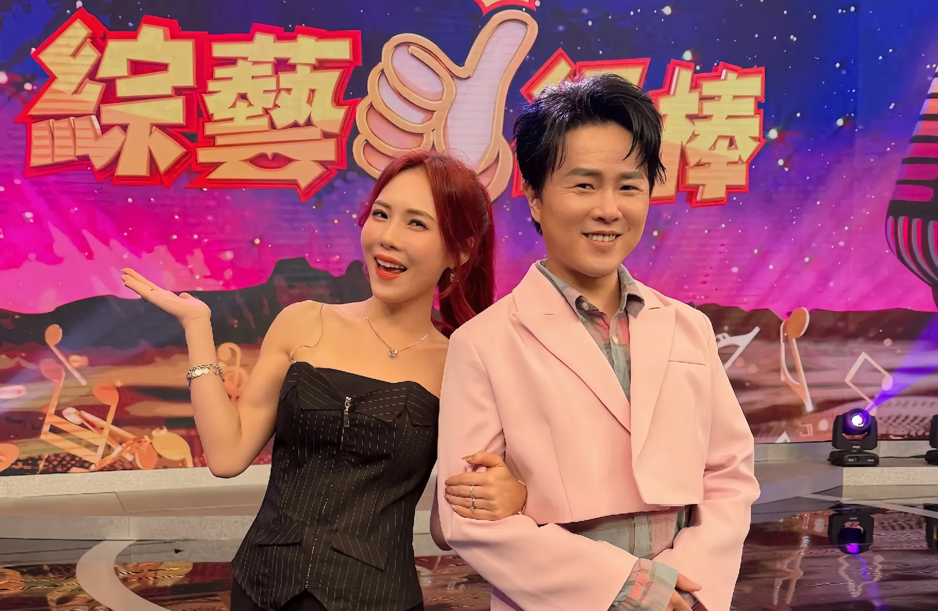 吳申梅與陳孟賢再度碰頭，兩人興沖沖拍攝比舞影片。（圖／喜上梅梢娛樂提供）
