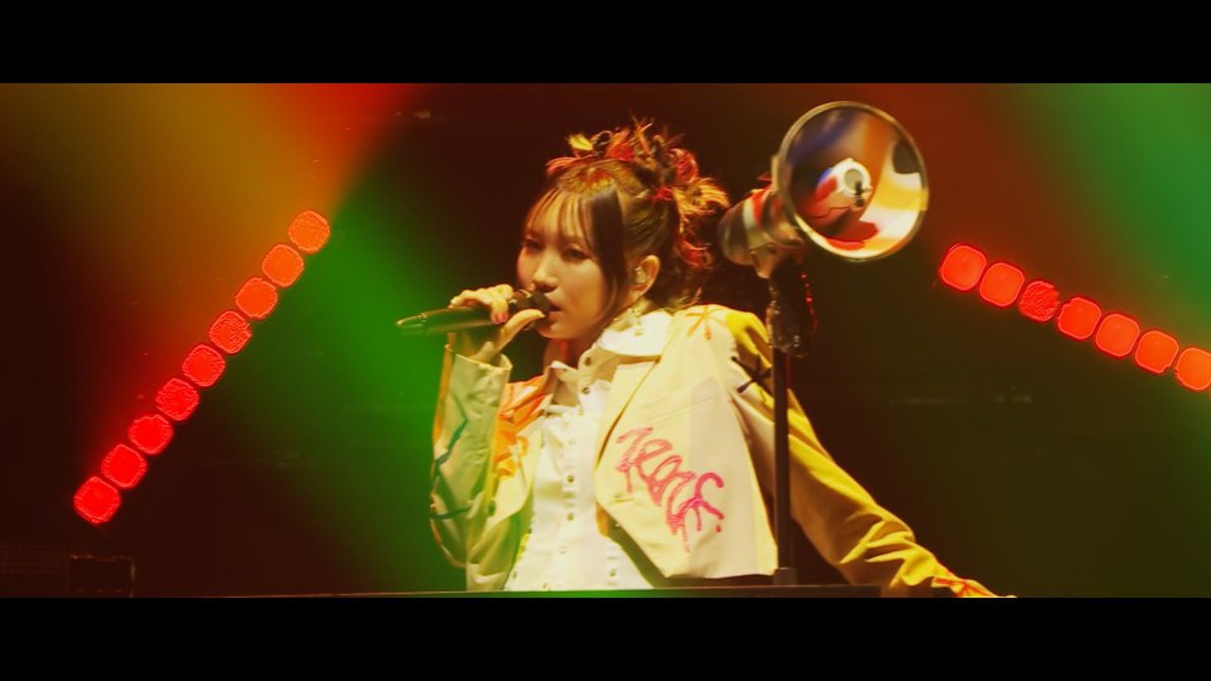 YOASOBI主唱ikura日前在杭州音樂節演出時,聲音狀況似乎出現問題,令粉絲擔心。(翻攝YOASOBI X)