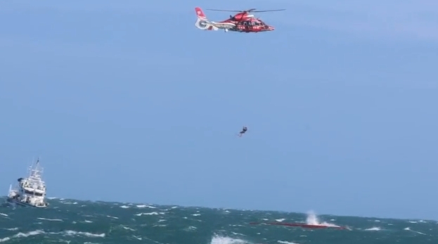 「漁山36號」捕蟹船於台北港外海翻覆，海巡與空勤人員冒浪救援，仍不幸奪走3命。（翻攝畫面）
