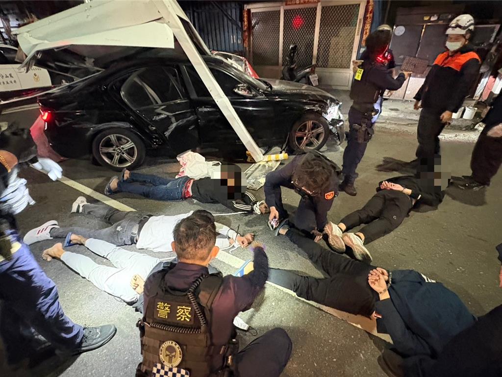 一群青少年昨日深夜在鳳山一處停車場叫囂，疑債務糾紛設局擄人，見警到場駕車逃逸，仍遭警網圍捕就逮。（翻攝畫面）