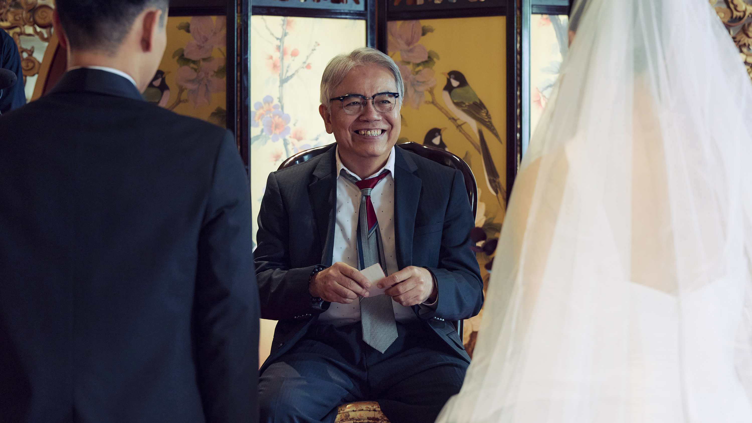 主創團隊以台港聯姻的設計平衡預算與故事架構,由香港資深演員田啟文扮演新娘的父親。 (水花電影提供)