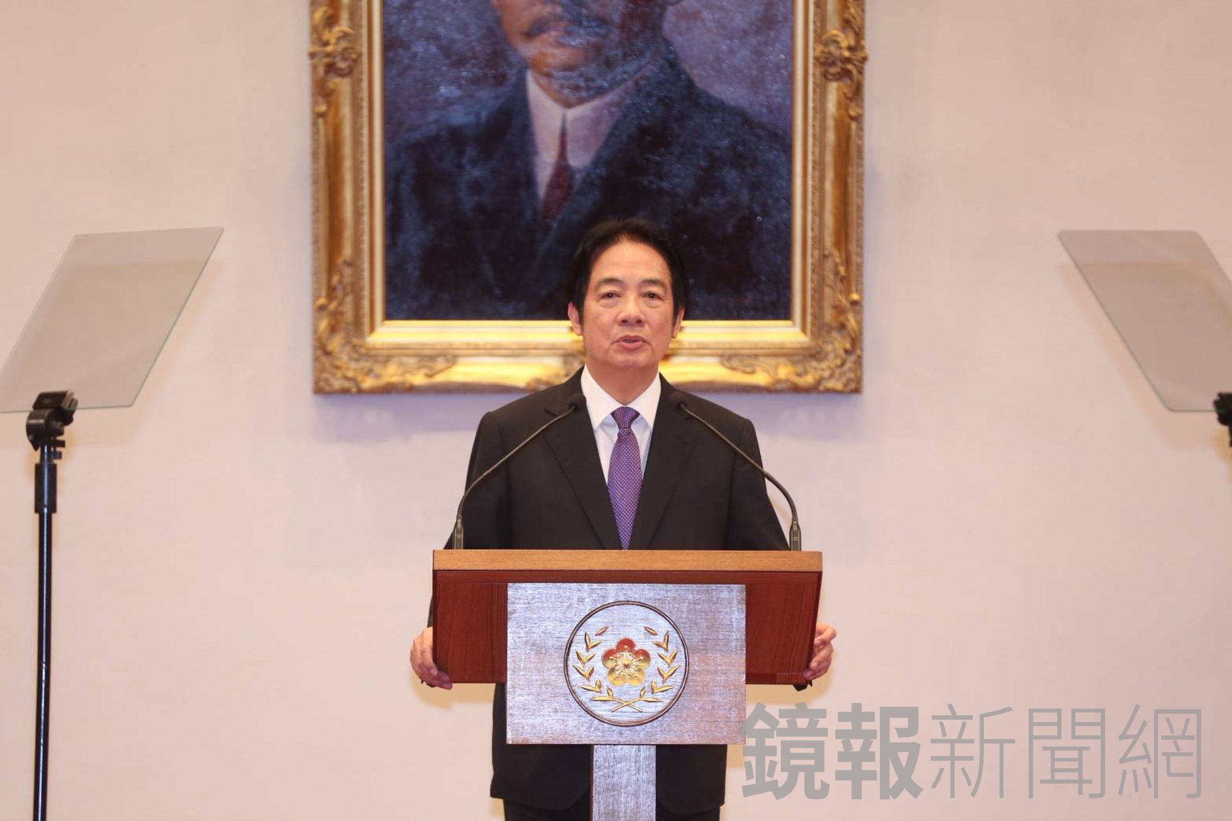 總統賴清德23日在總統府記者會結束後,社群網路及特定媒體陸續出現抹黑「爆粗口」的不實訊息。(鏡報董孟航)