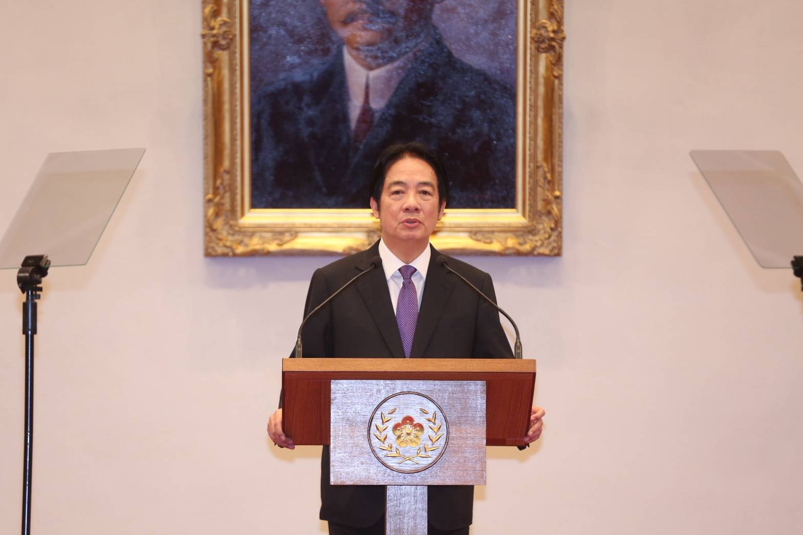 總統府與經濟部今日相繼出面駁斥特定媒體對於「親令經濟部不要綠電」「2027年前重啟核三」的相關報導。