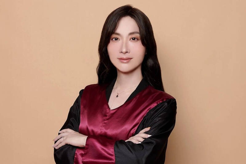 陳漢章不畏外在眼光,近年做自己穿起女裝。(翻攝自陳漢章IG)