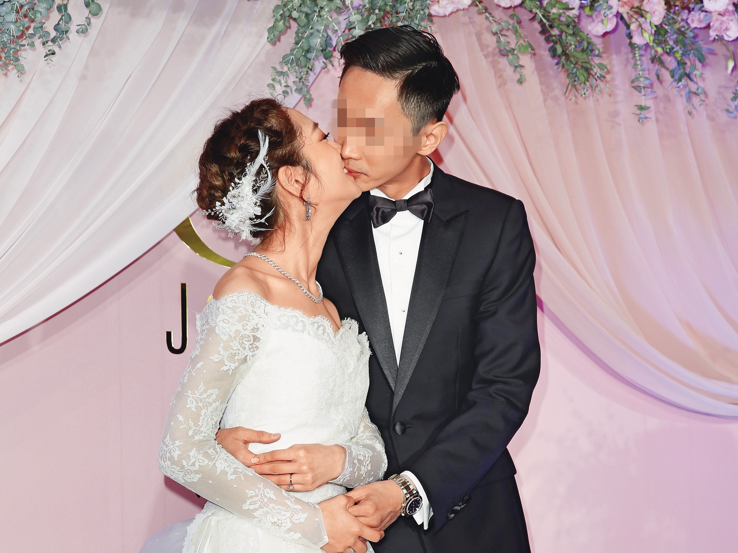 2016年底，楊千霈（左）和交往19天就閃婚的洪家傑（右）舉辦婚宴。