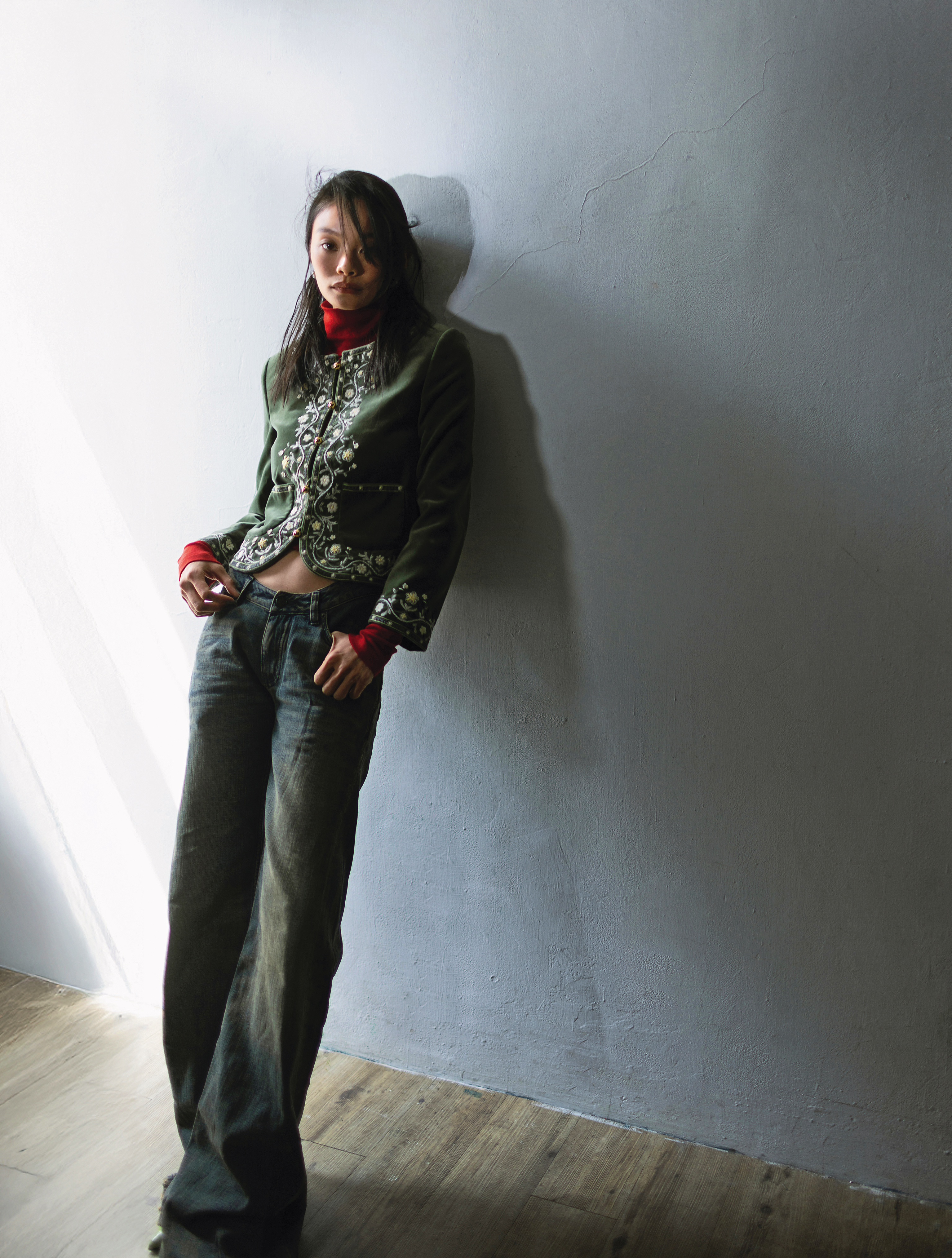 Chelsea刺繡外套 NT$166,400 by CELINE／紅色高領上衣 NT$30,000  by CELINE／丹寧長褲 價格店洽 by BALENCIAGA／Knot銀色飾面水晶圈形耳環 NT$26,000 by CELINE