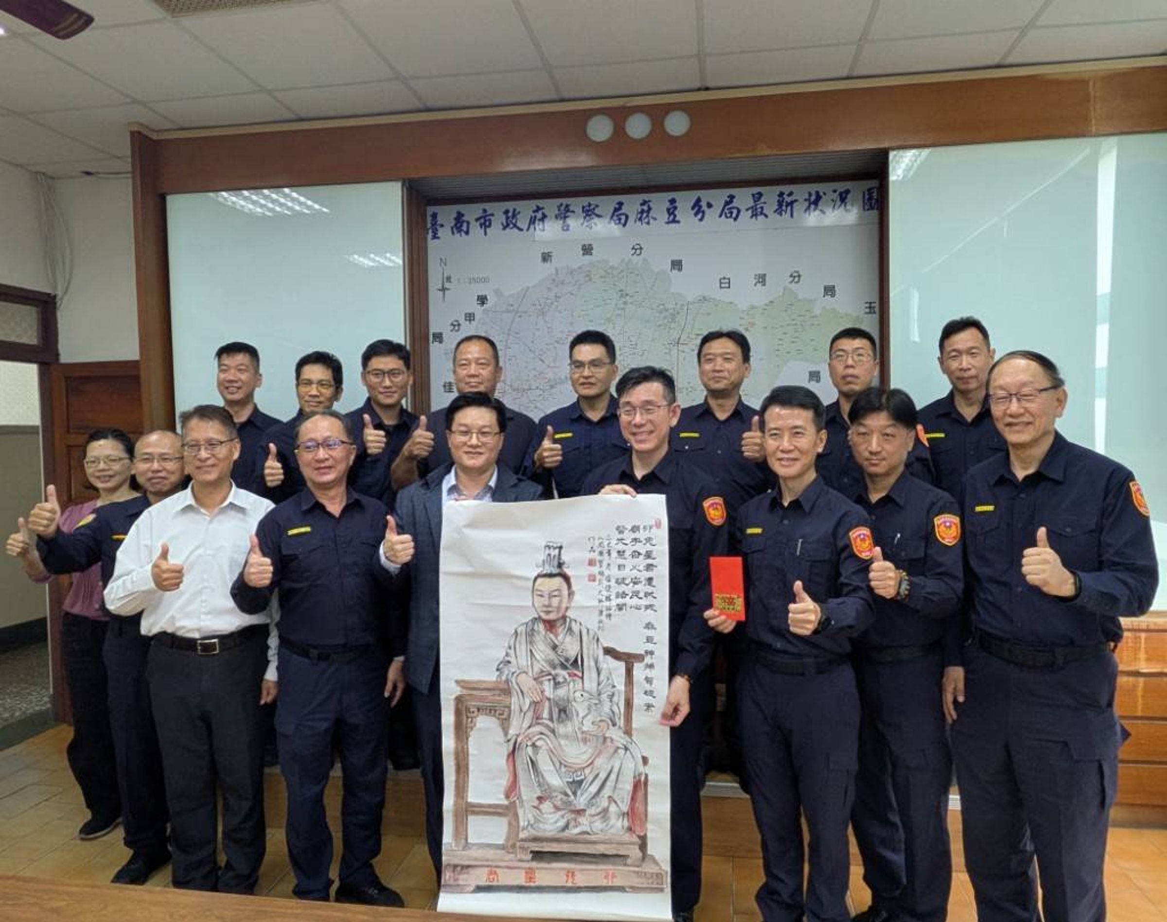 台南市副秘書長徐健麟照遭竊的原雕像繪製「卯兔星君」贈予麻豆警分局。(麻豆警分局提供)