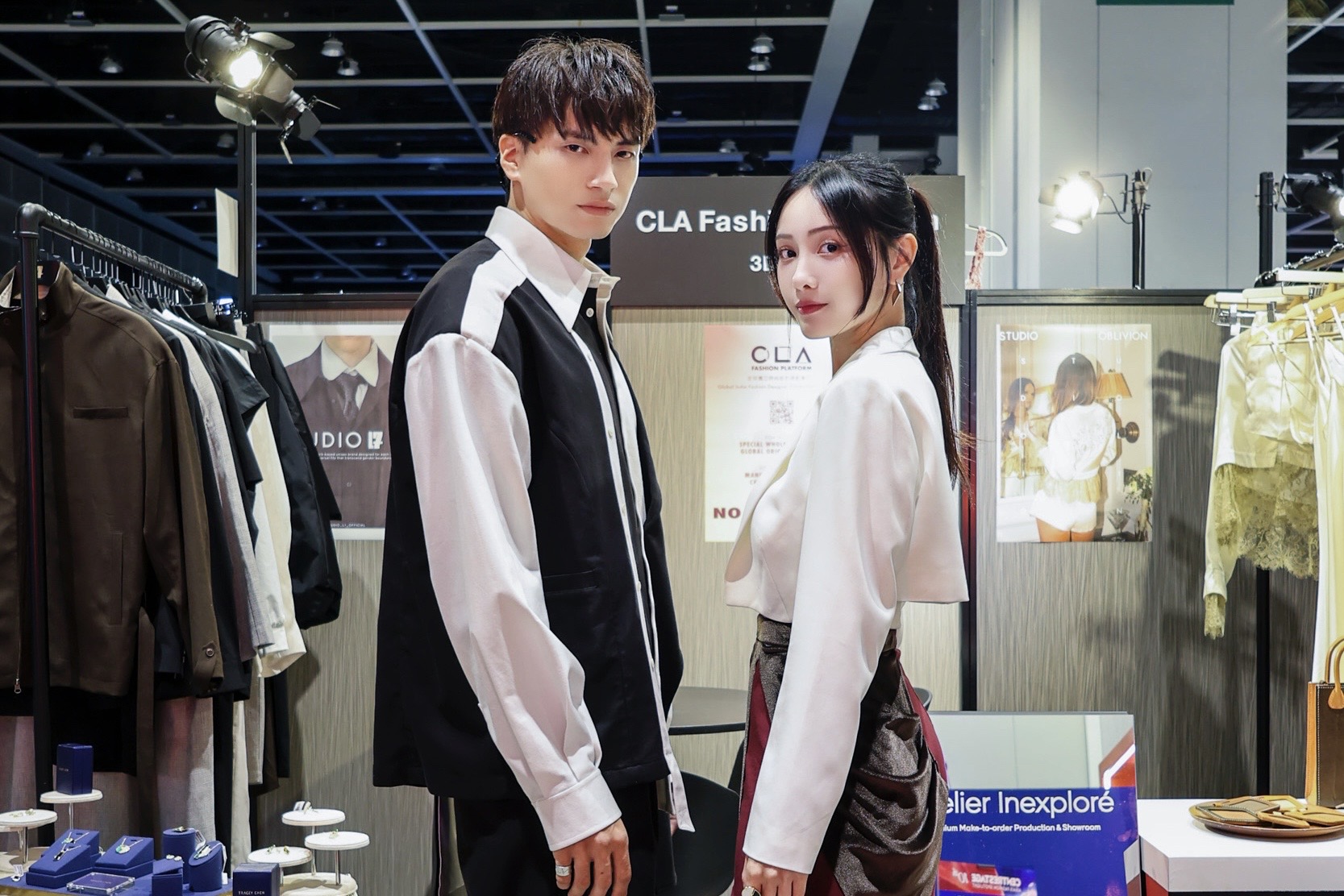新生代演員鍾亞翰與啦啦隊女神君白，受全球獨立時尚設計師創業平台《CLA FashionPlatform》邀請，赴港參與年度時裝盛事「CENTRESTAGE」。 （嘉樂娛樂工作室提供）
