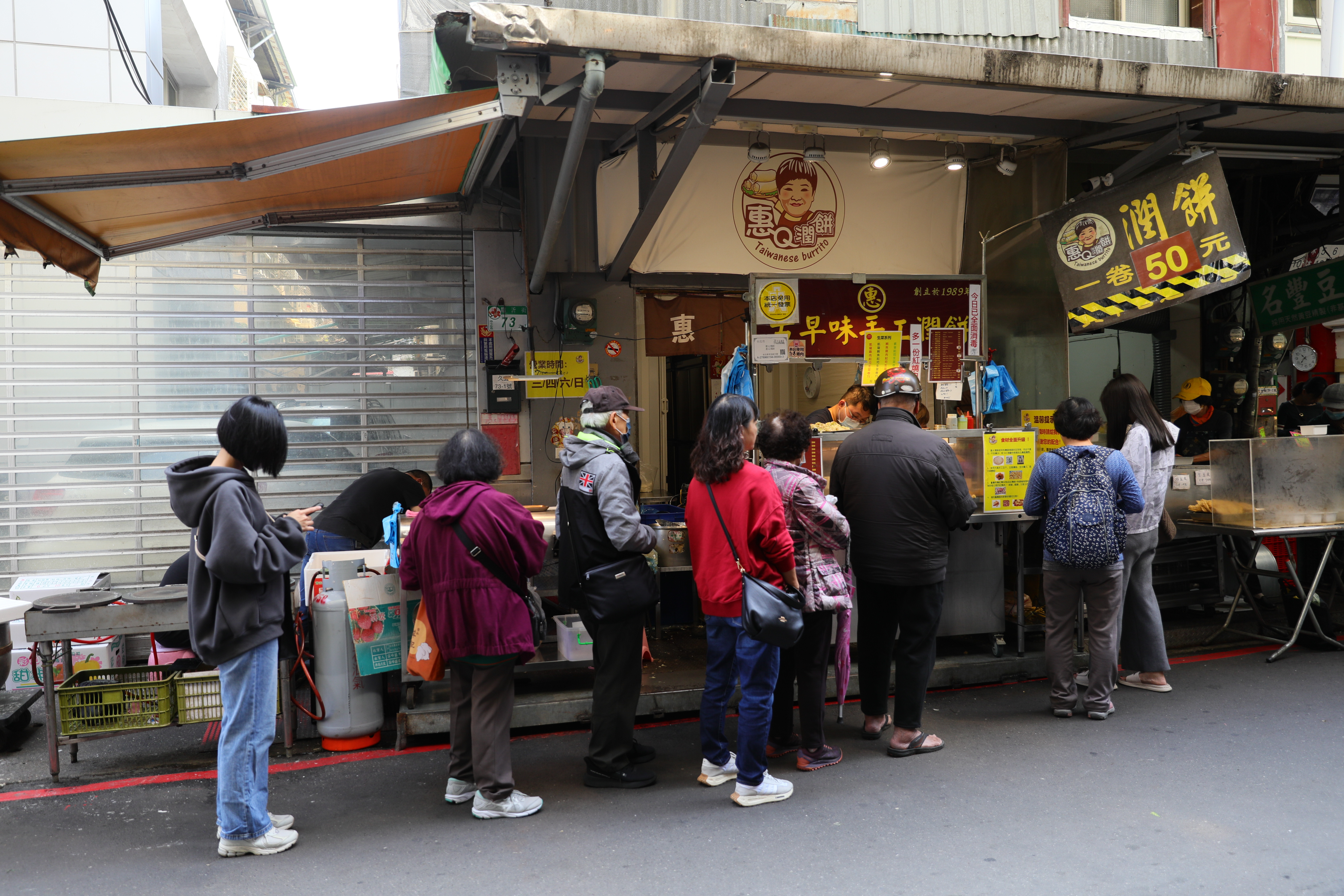 「惠Q潤餅」是東門市場的排隊美食，一開門人龍幾乎沒有間斷。