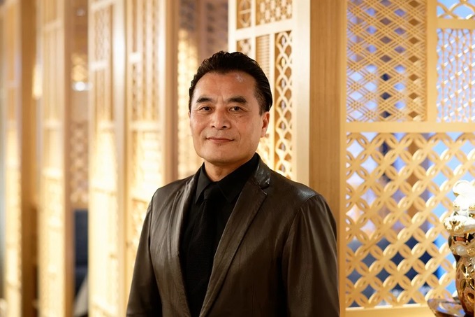 日本逮捕中國前外交官徐耀華，控「詐騙80萬疫情補助金」大舉搜索！中共疑是幕後黑手。（翻自《縱橫日本》）