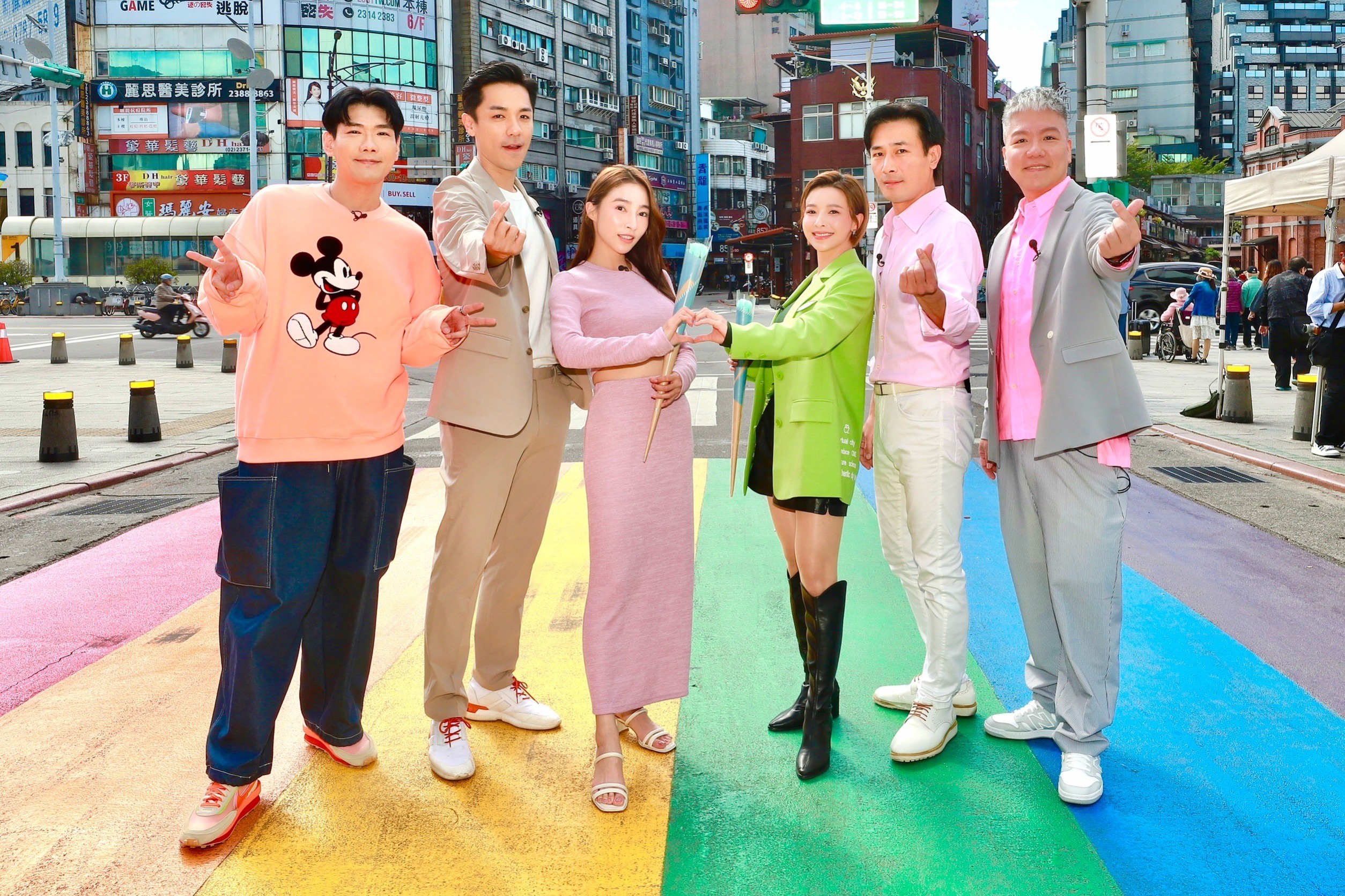 娛樂超skr主持人小鹿、楊皓崴、張家瑋、吳婉君、傅子純、娛樂超skr主持人阿甘。（民視提供）