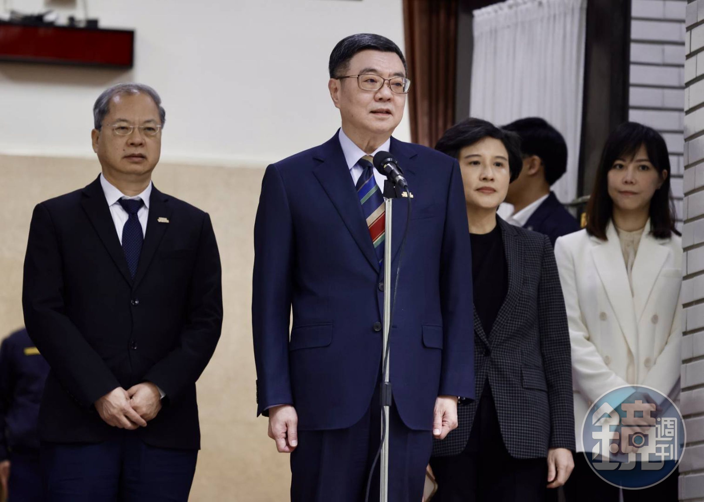 卓揆開酸朱立倫主張反綠共、戰獨裁,然而國民黨副主席夏立言、連勝文卻先後訪中,跟獨裁者握手寒暄。(本刊資料照)