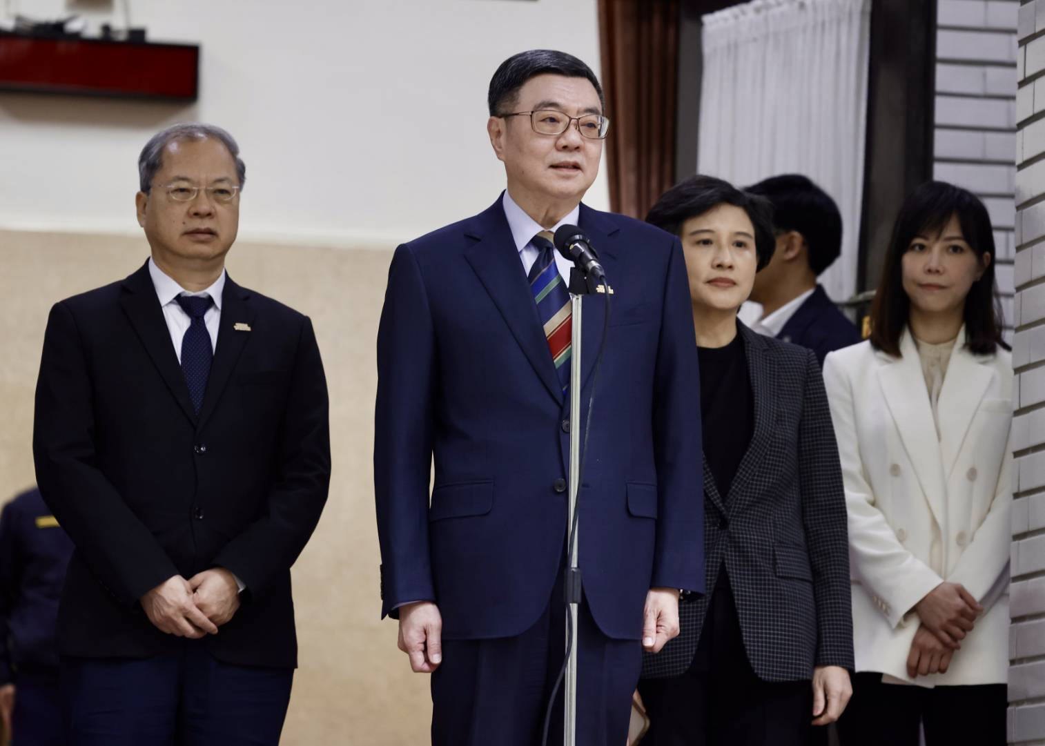 卓揆開酸朱立倫主張反綠共、戰獨裁，然而國民黨副主席夏立言、連勝文卻先後訪中，跟獨裁者握手寒暄。（本刊資料照）