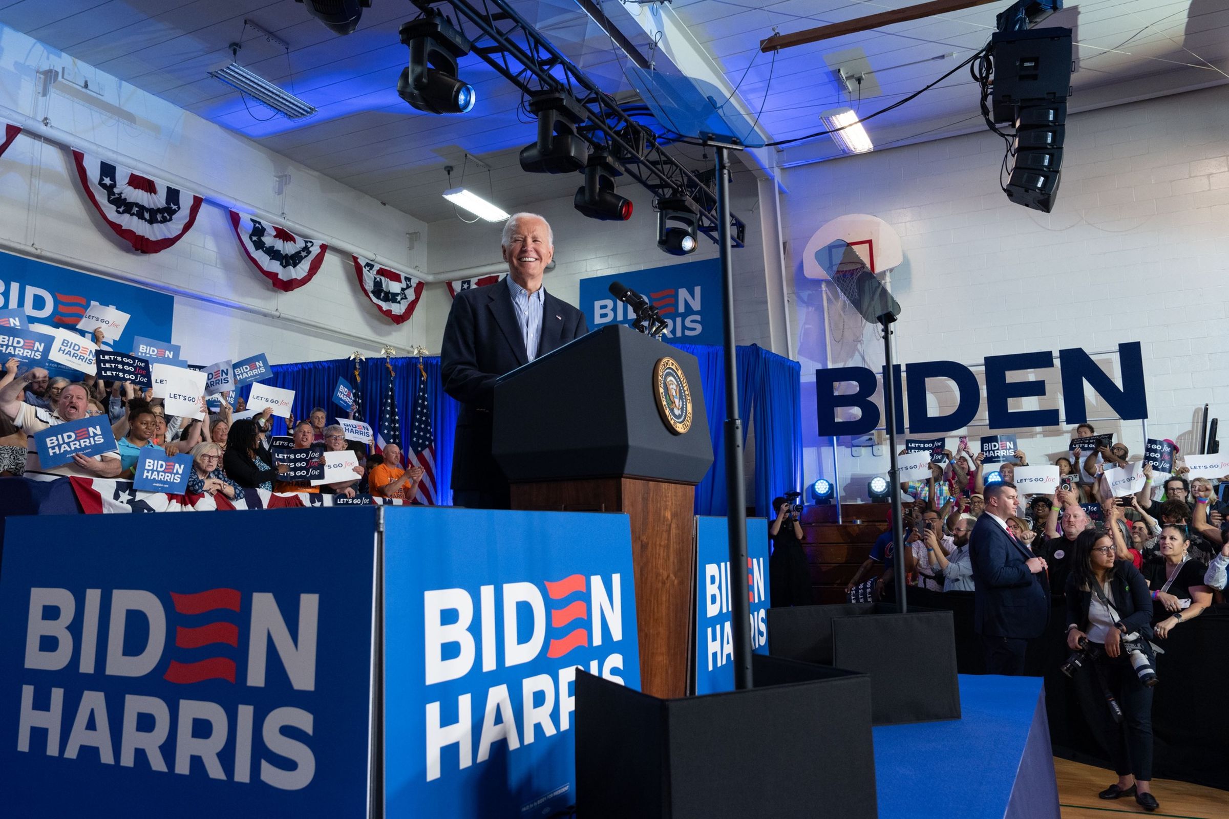 81歲的拜登想挑戰連任,但民主黨內傳出不少呼籲退選聲浪。(翻攝自拜登臉書)