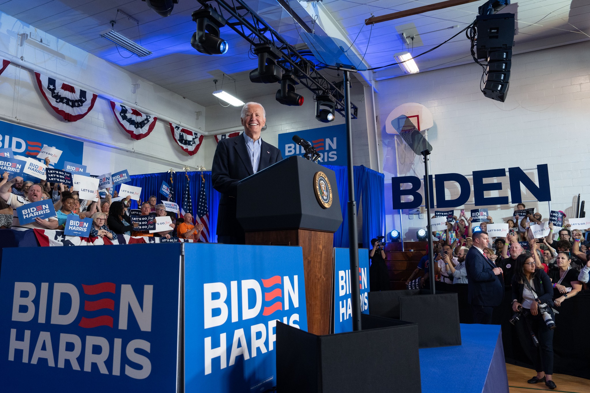 81歲的拜登想挑戰連任，但民主黨內傳出不少呼籲退選聲浪。（翻攝自拜登臉書）