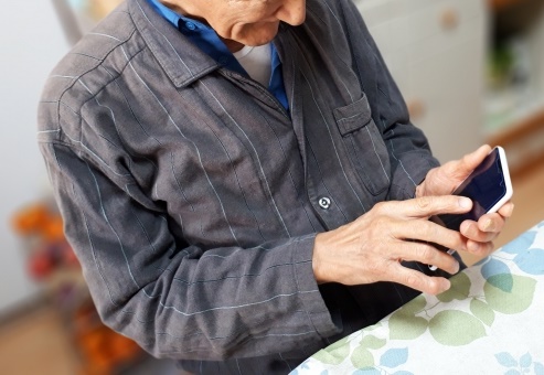 日本1名65歲阿嬤三谷小百合（さゆっち），從零開始學習AI工具，並成功翻轉人生，示意圖（翻攝自photoAC）