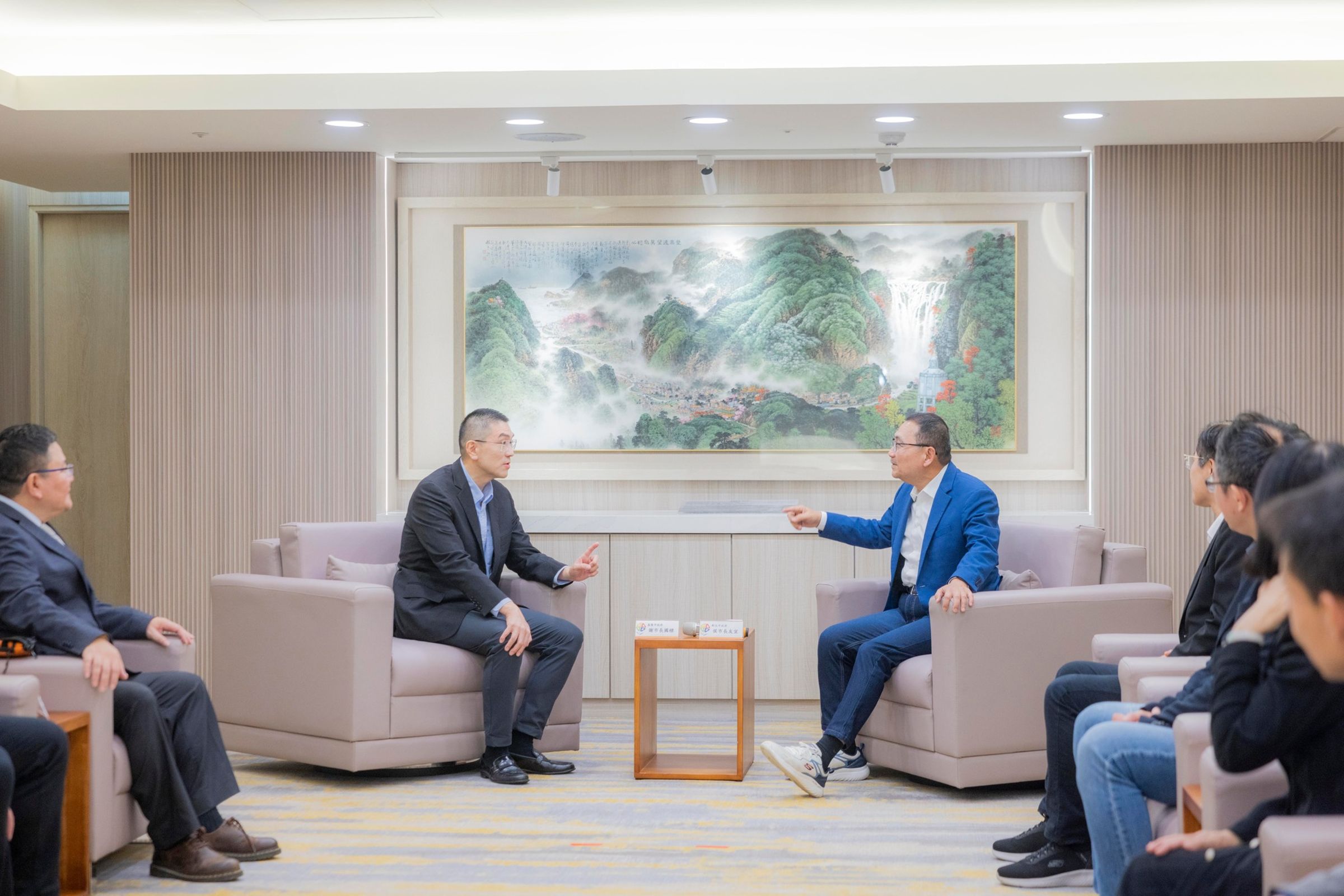 侯友宜今日受訪談中共軍演,直指國內應不分黨派團結一心,且國家要提升自我防衛能力。(翻攝自臉書@侯友宜)