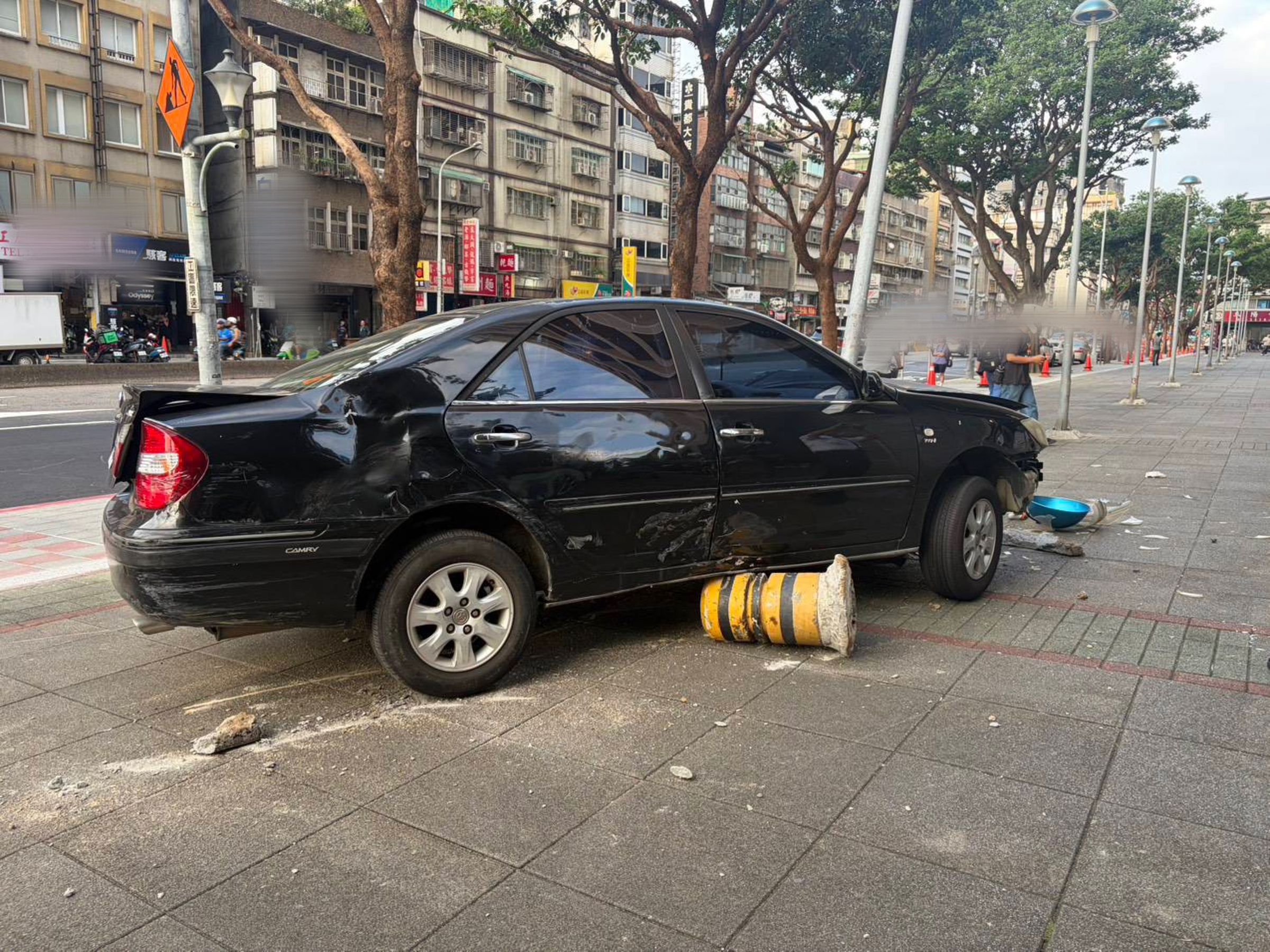 肇事轎車撞斷人行道石墩才停下,所幸無人被波及。翻攝畫面