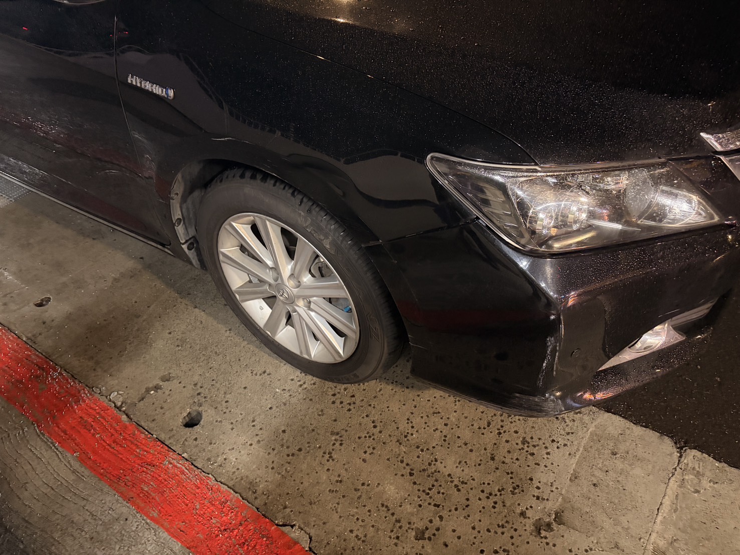 多元計程車閃避不及撞上備胎,也遭到波及。(翻攝畫面)