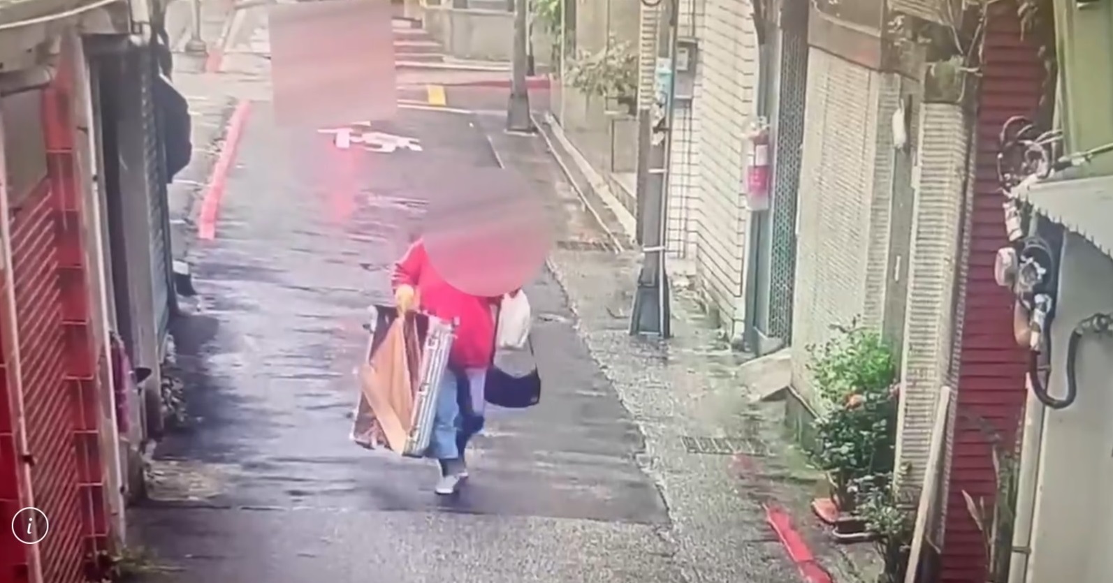 監視器拍下房東黃女將房客門口的行李箱偷走。（翻攝畫面）