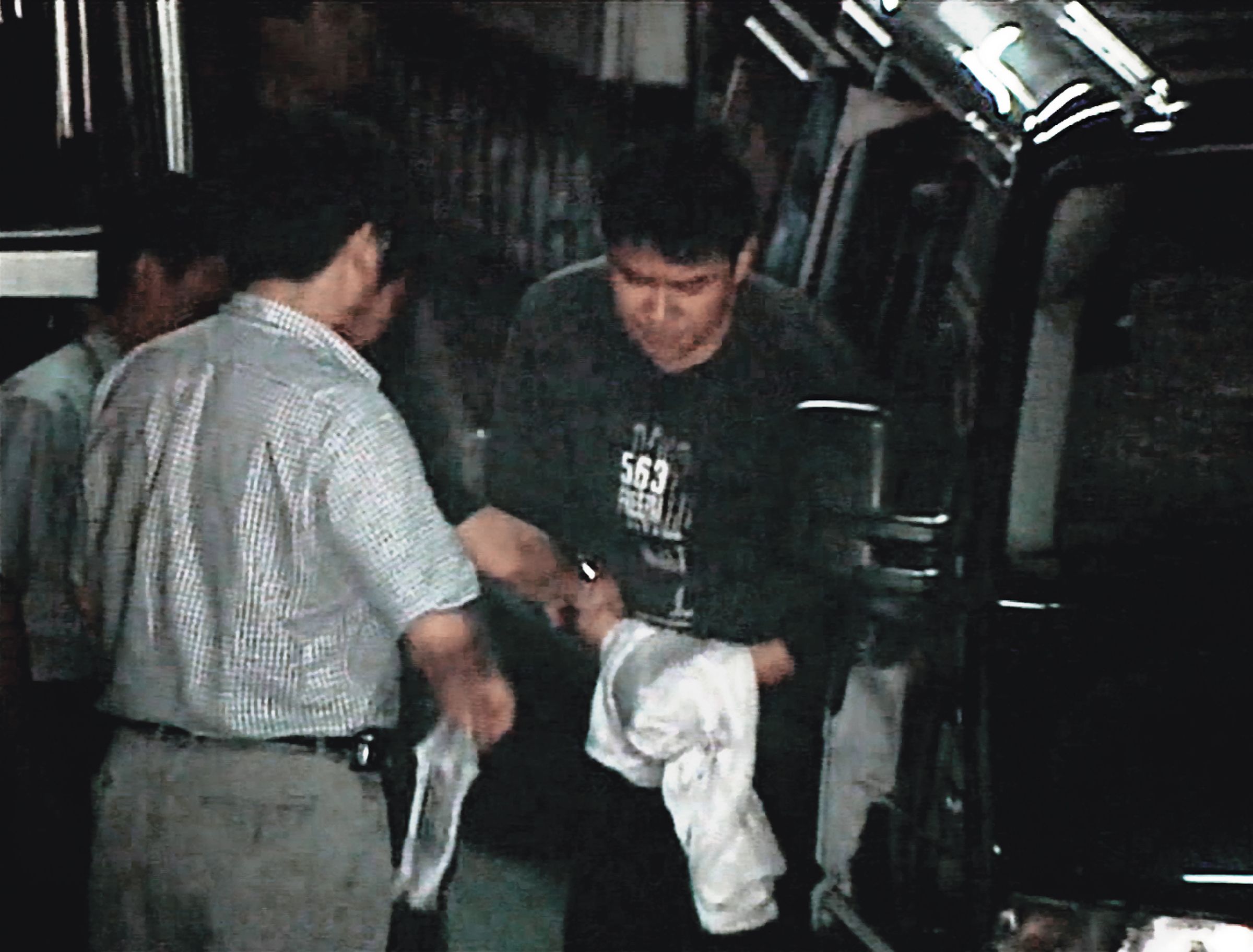 阿國（右）到桃園投案後，被押解回台中偵訊，他坦承一時衝動，殺害前女友。（東森新聞提供）