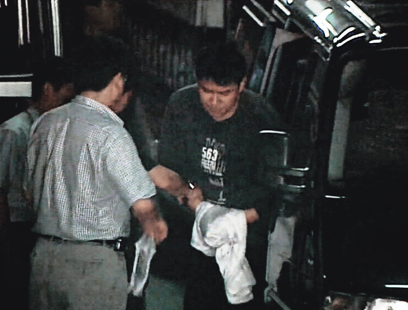 阿國（右）到桃園投案後，被押解回台中偵訊，他坦承一時衝動，殺害前女友。（東森新聞提供）