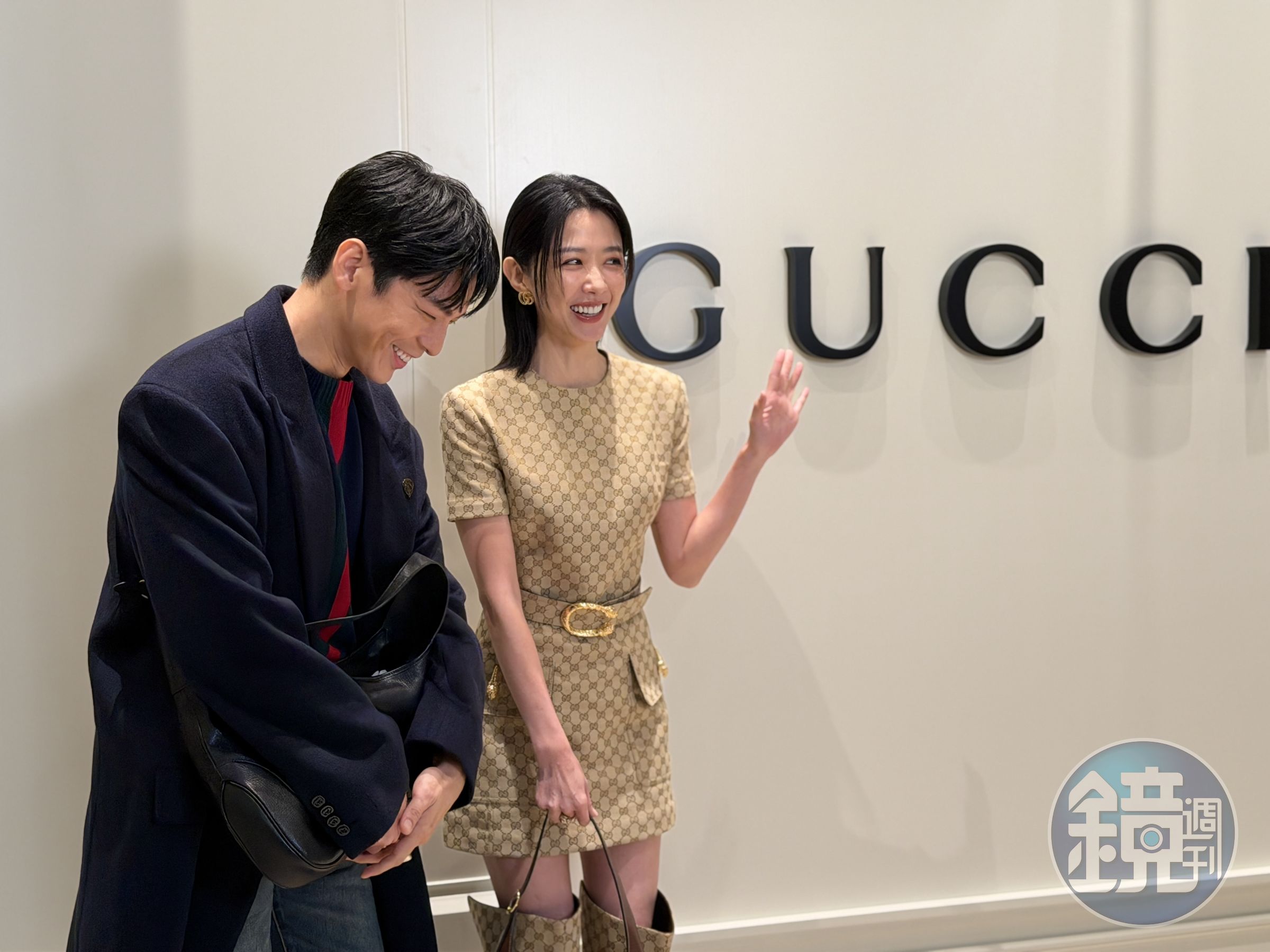 熟識的兩人拍照時說說笑笑。
