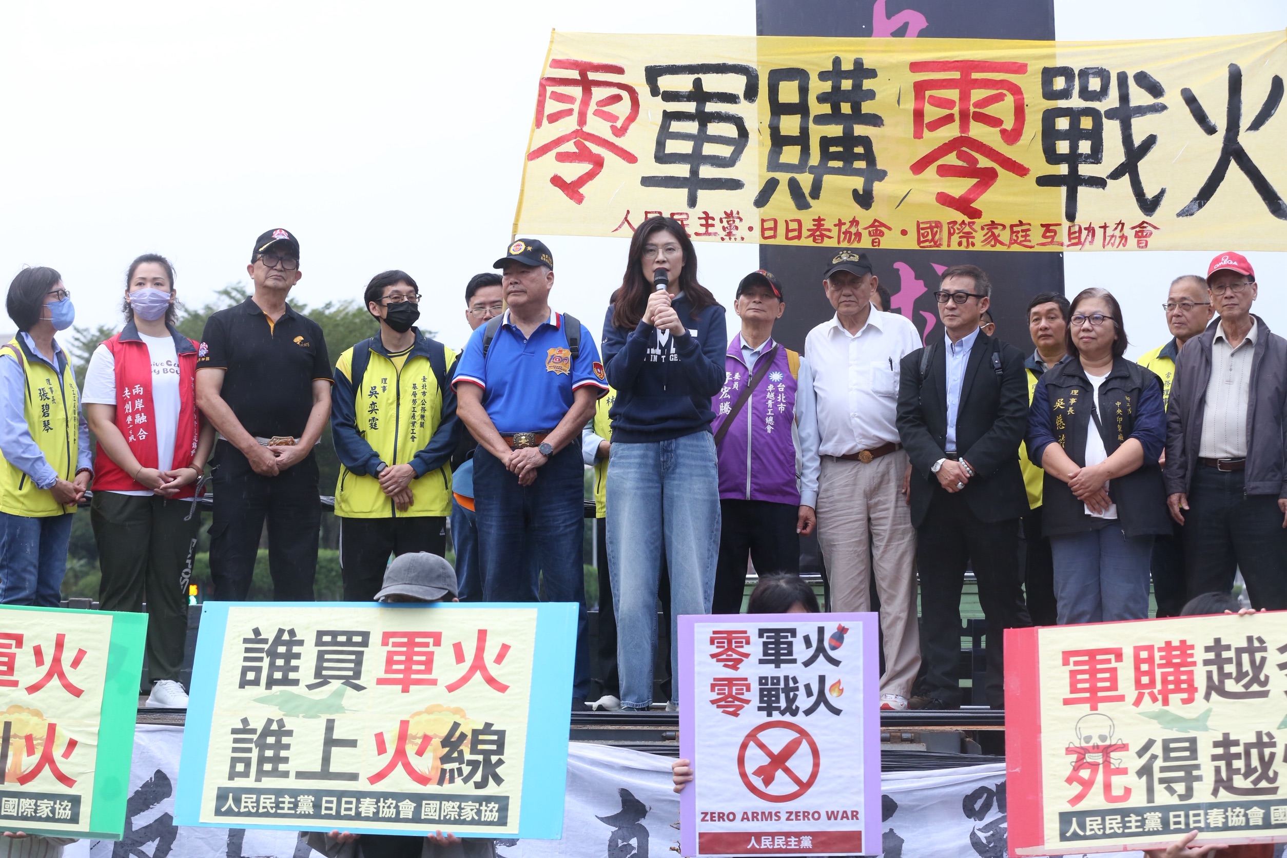 國民黨為了軍購案挺哪個版本鬧內鬨，傳出鄭麗文、季麟連等人支持傅崐萁的3,800億+N版，但多數藍委則挺8,000億版。（鏡報董孟行）