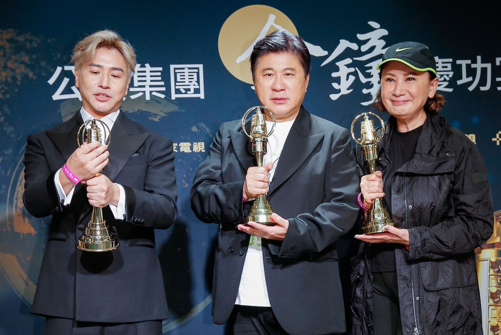 胡瓜(中)、歐漢聲(左)跟陳亞蘭主持的《週末最強大》拿下綜藝節目獎。(圖/鏡週刊攝影組)