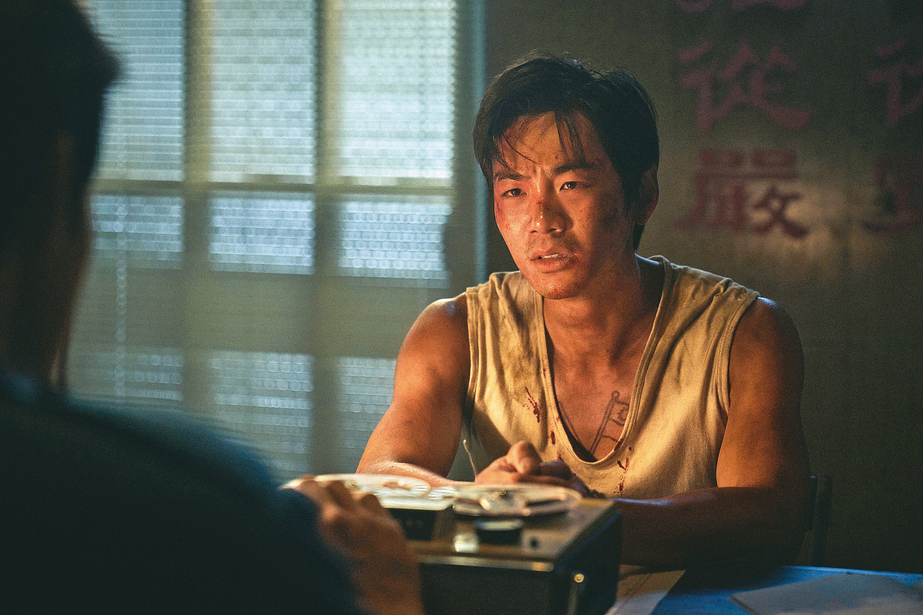 在劇集《再見1987》中，禾浩辰當戰俘，也被刑求，角色真的歷經時代動盪。（公視台語台提供）