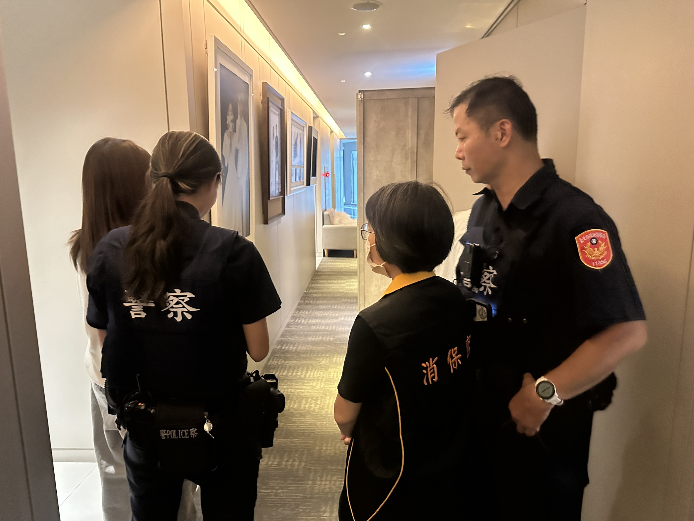 消保官到場稽查。(台北法務局提供)